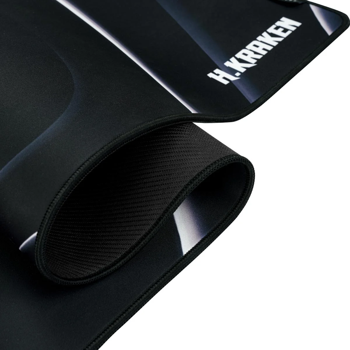 Beyaz çizgili "H.KRAKEN" yazılı siyah mousepad. Altta rulo yapılmış.