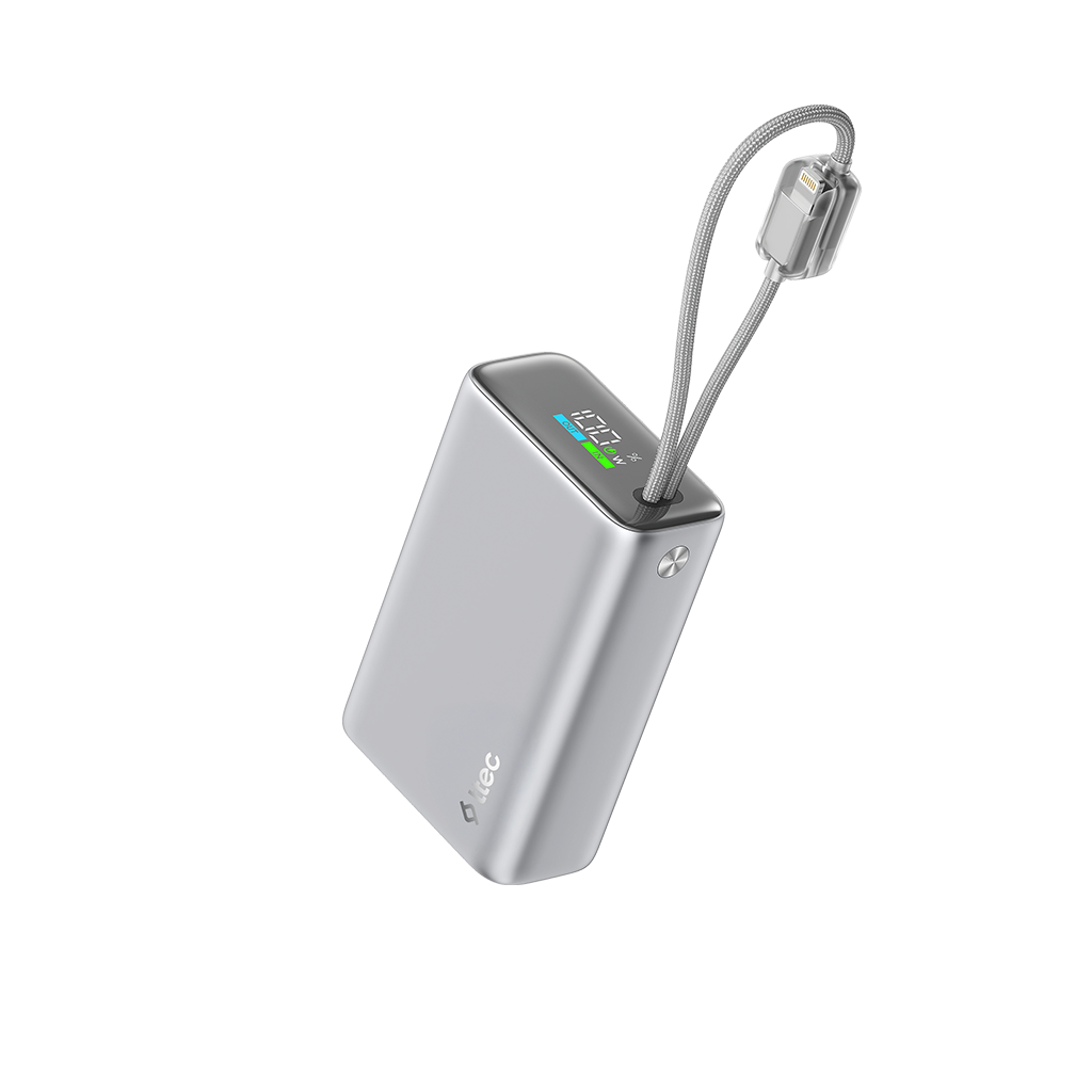 Gümüş powerbank, şarj kablosu ve %100 göstergeli.