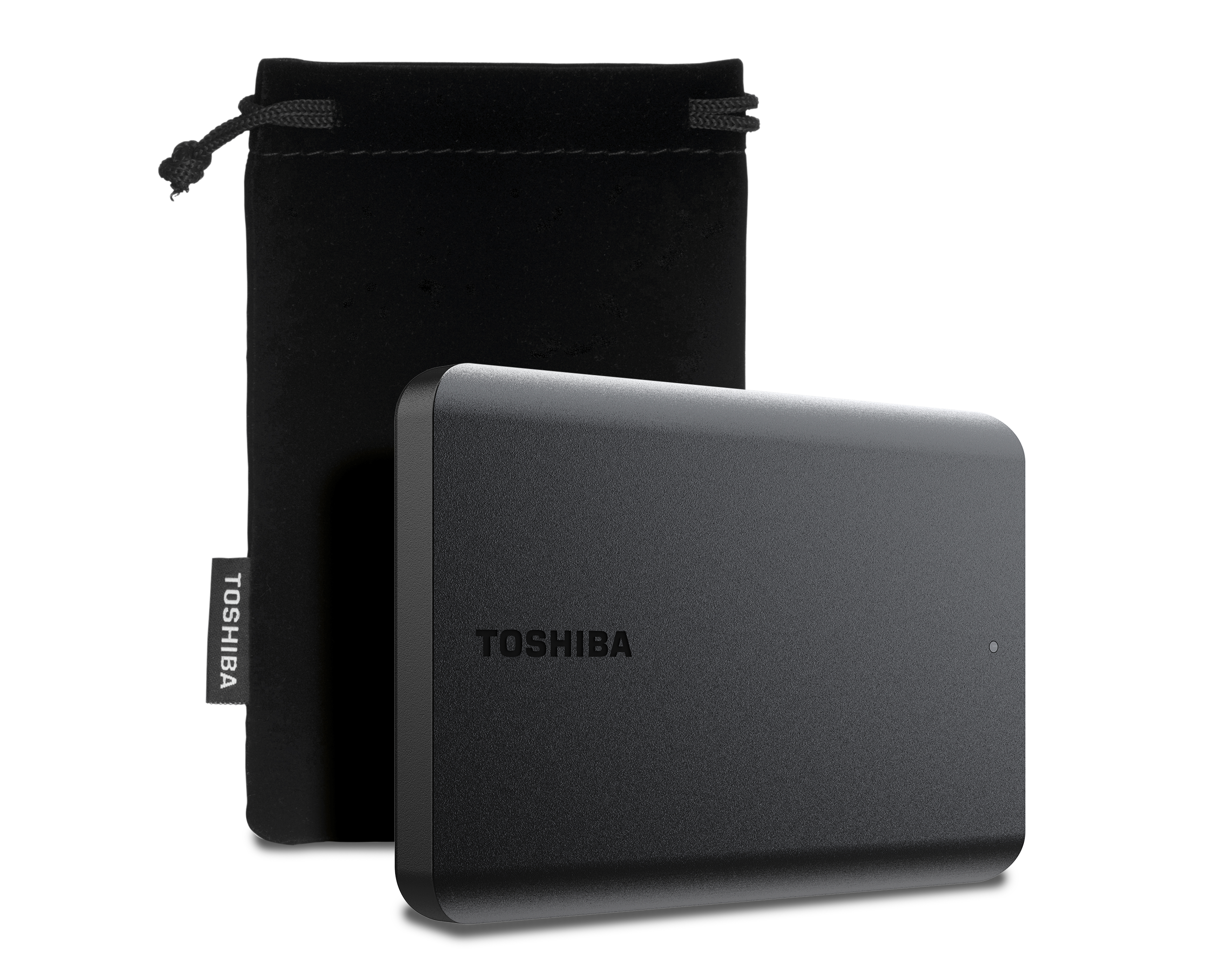 Siyah bir Toshiba harici sürücü, yanında siyah kumaş bir kese.