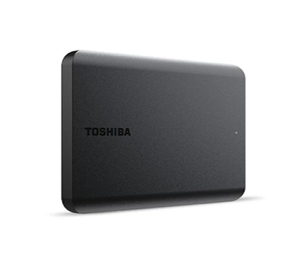 Beyaz arka plan üzerinde siyah harici Toshiba sabit disk.