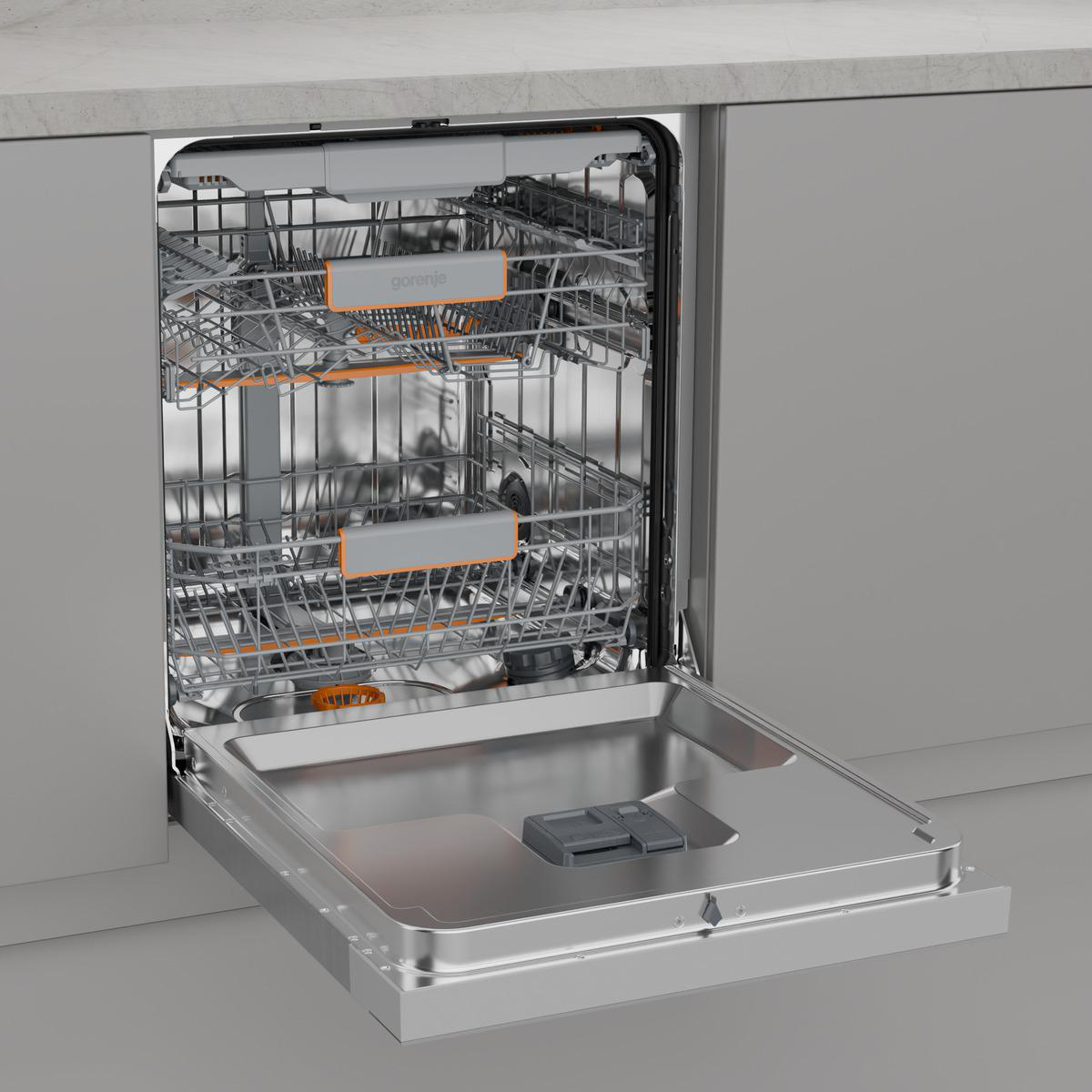 Ein offener Gorenje-Geschirrspüler mit silbernen Körben und orangefarbenen Akzenten.