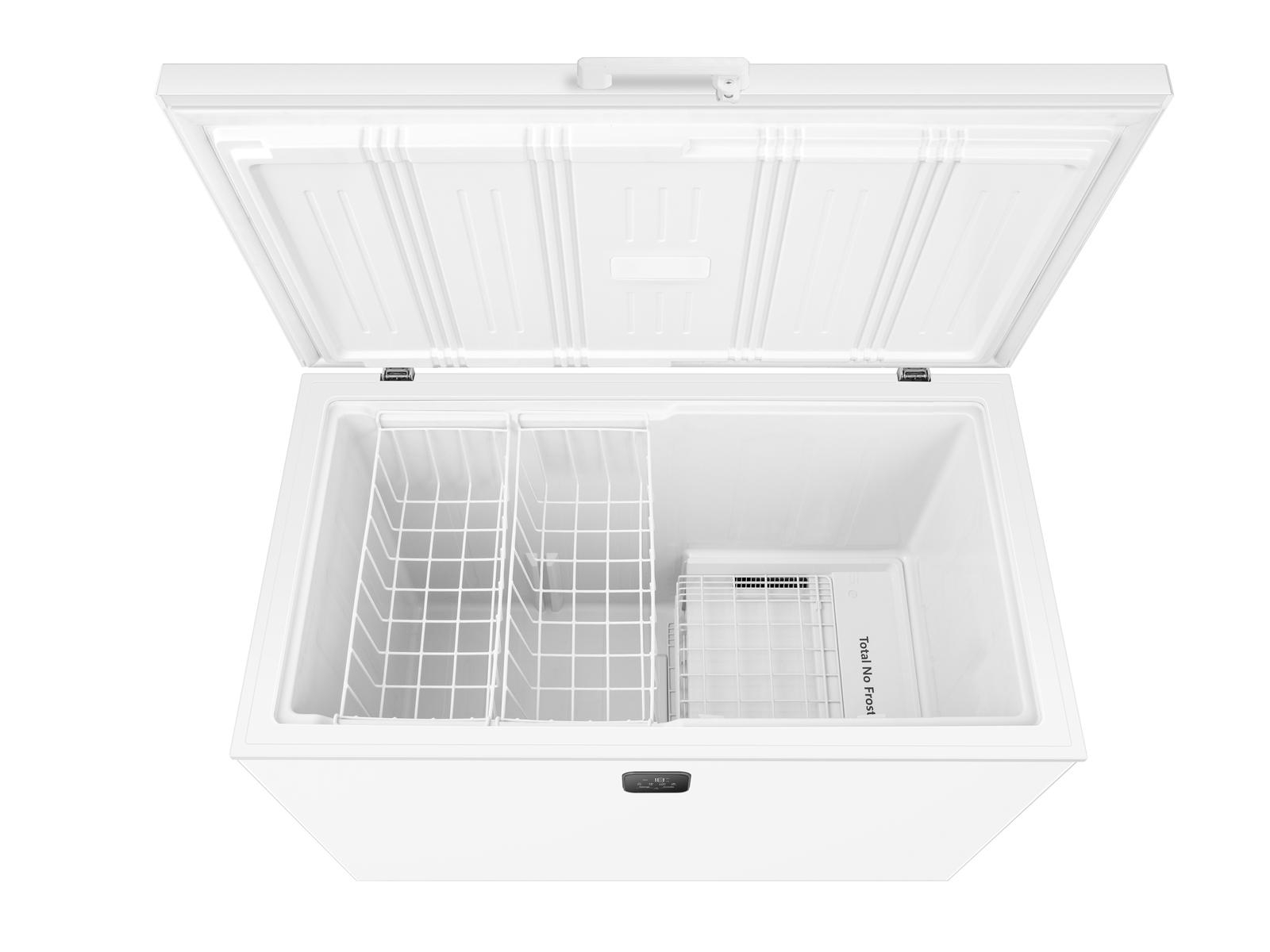 Ein offener weier Truhengefrierschrank mit zwei Drahtkrben und einem Total No Frost-Einsatz.