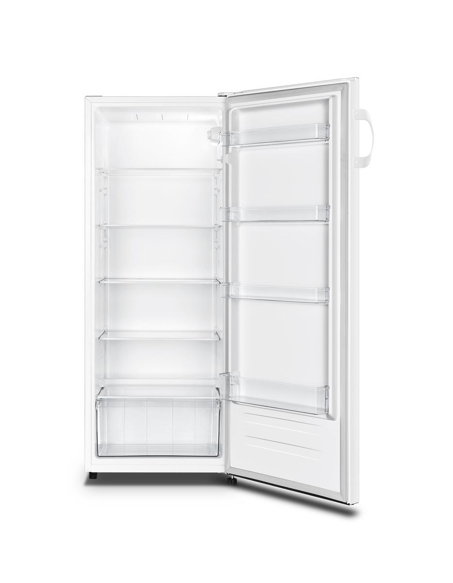 Ein weißer Kühlschrank mit offener Tür und Glasregalen.