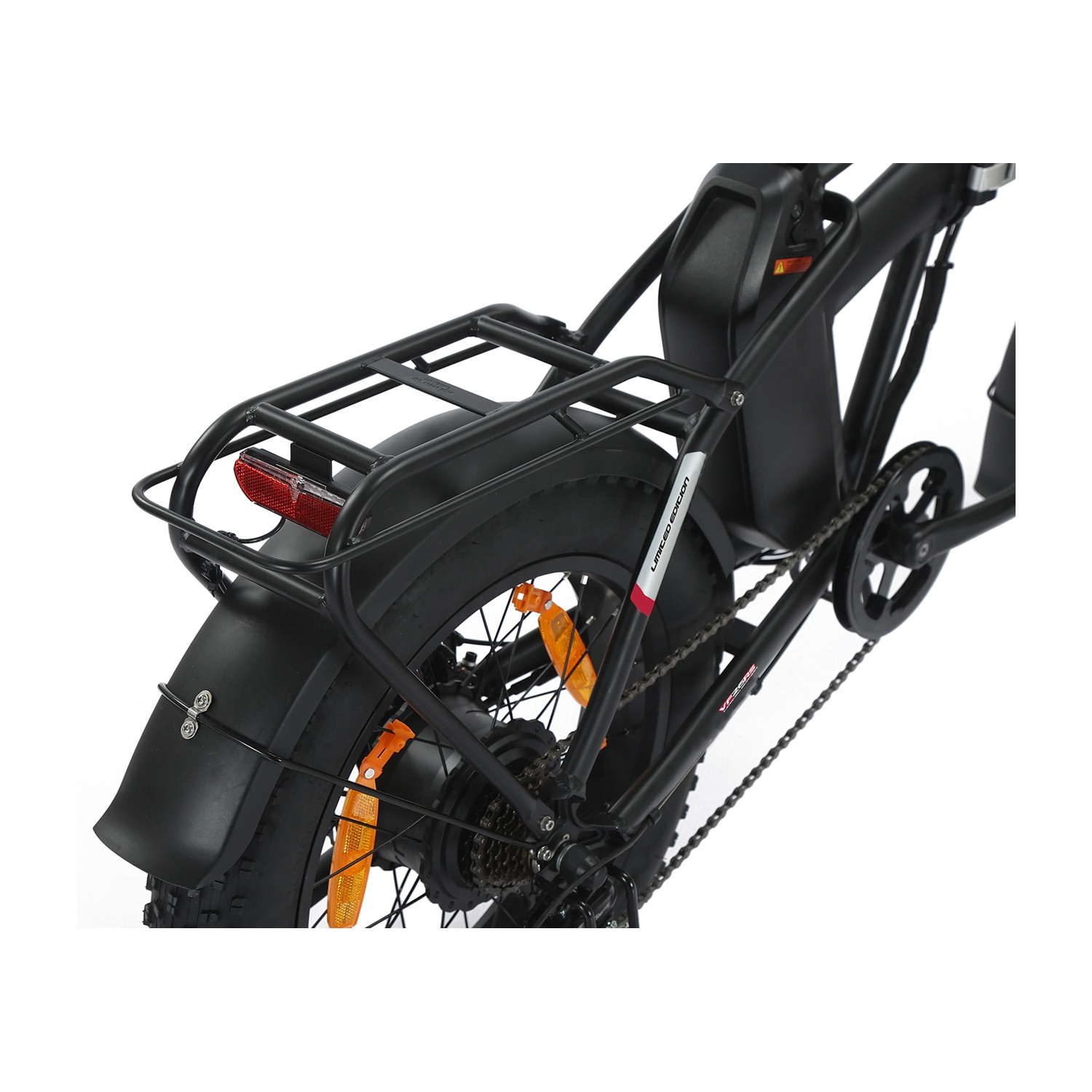 Vista posteriore di una e-bike nera con portapacchi, pneumatici larghi e pacco batteria.