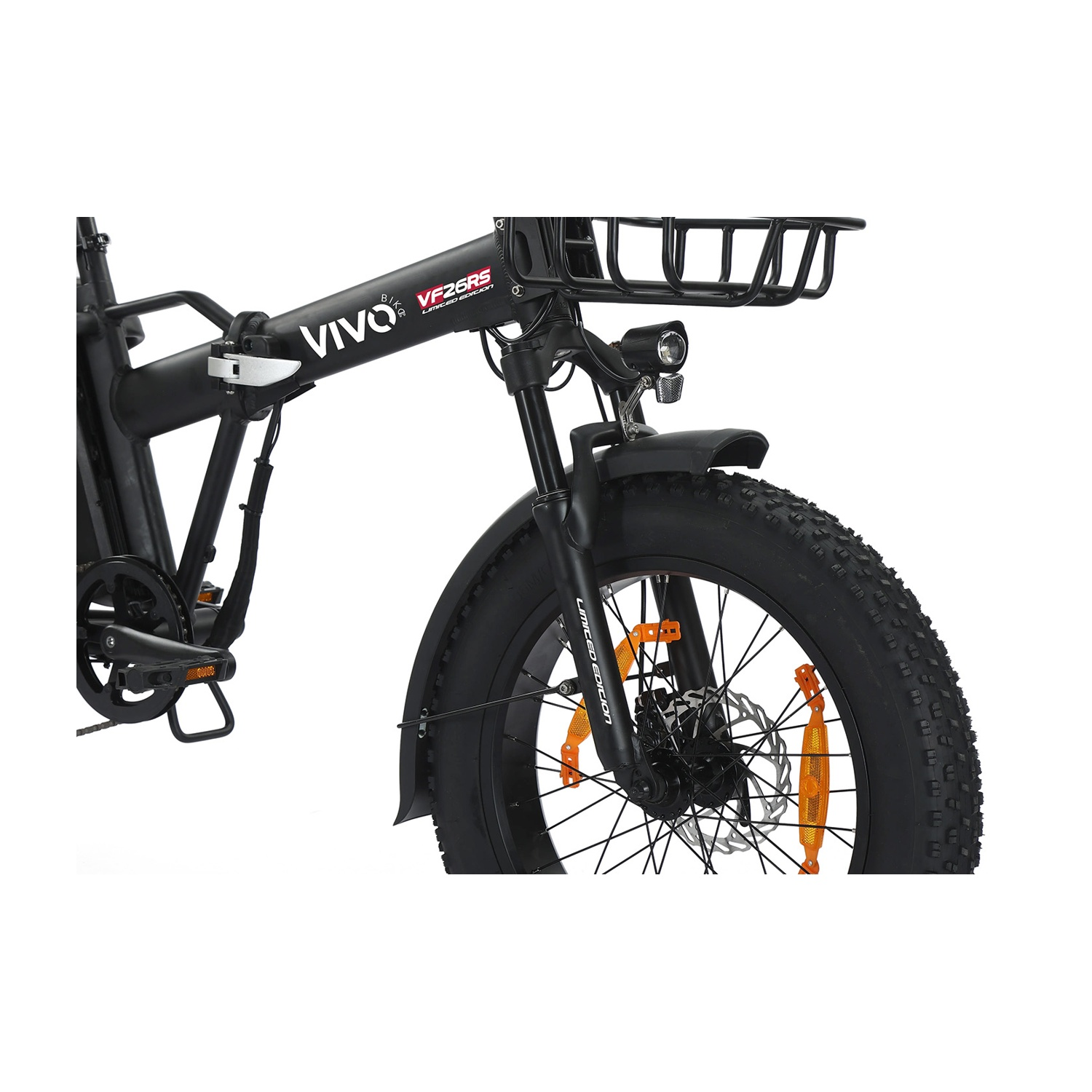 Bici elettrica nera con copertoni larghi, portapacchi e luce. Vista frontale.