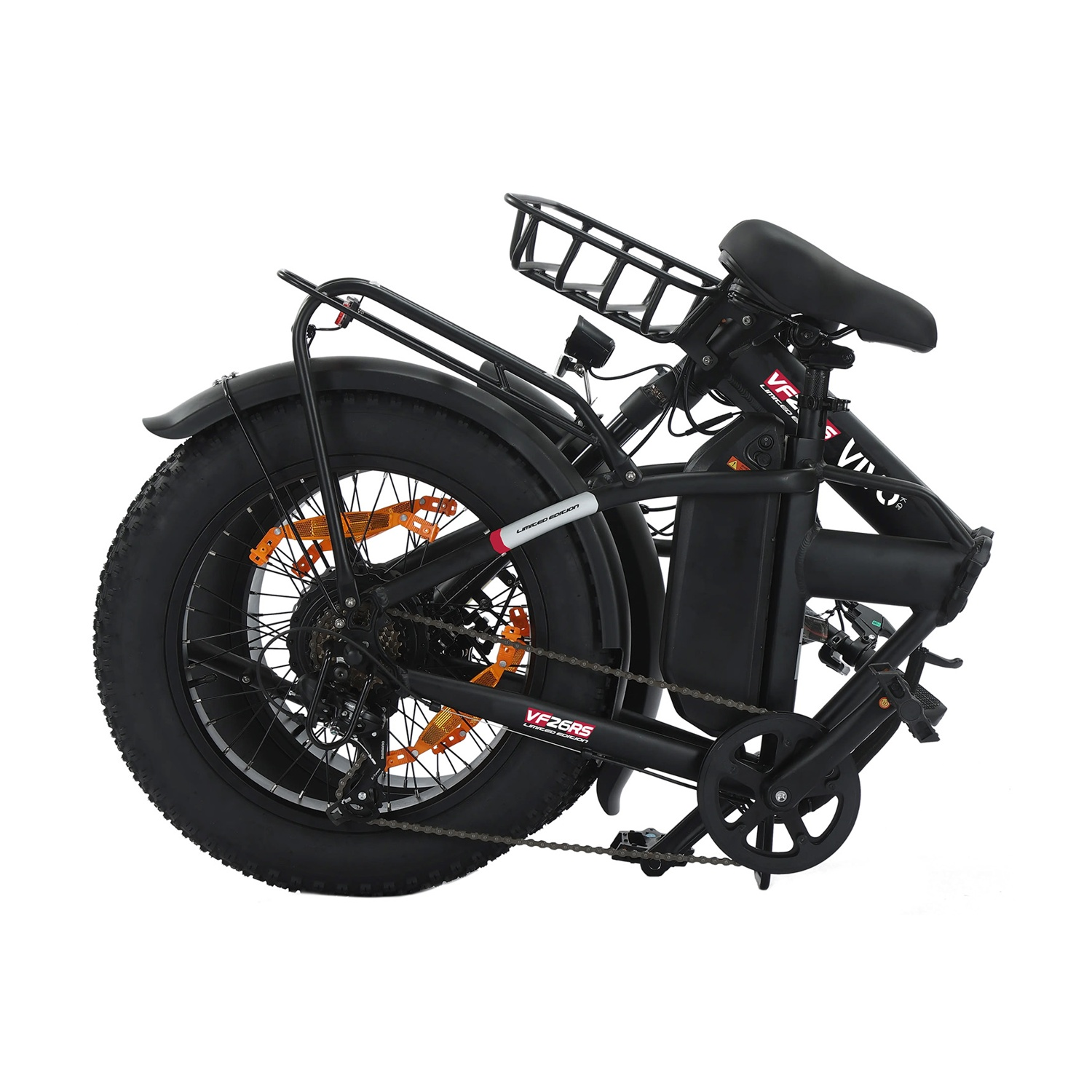 Bicicletta elettrica pieghevole nera con pneumatici grassi, portapacchi e cestino.