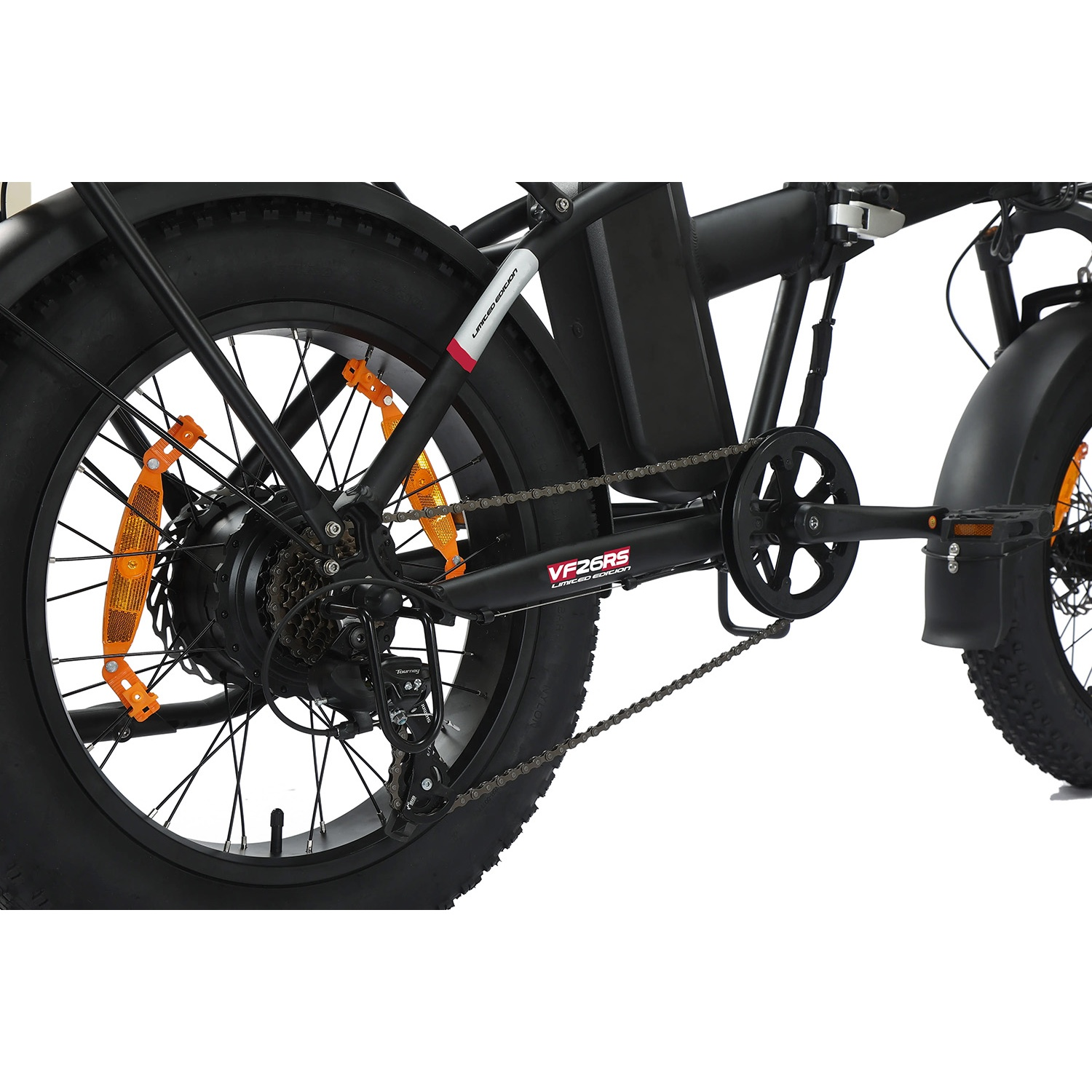 Sezione posteriore di e-bike con pneumatici larghi neri. Presenta catarifrangenti arancioni sui raggi e telaio nero.