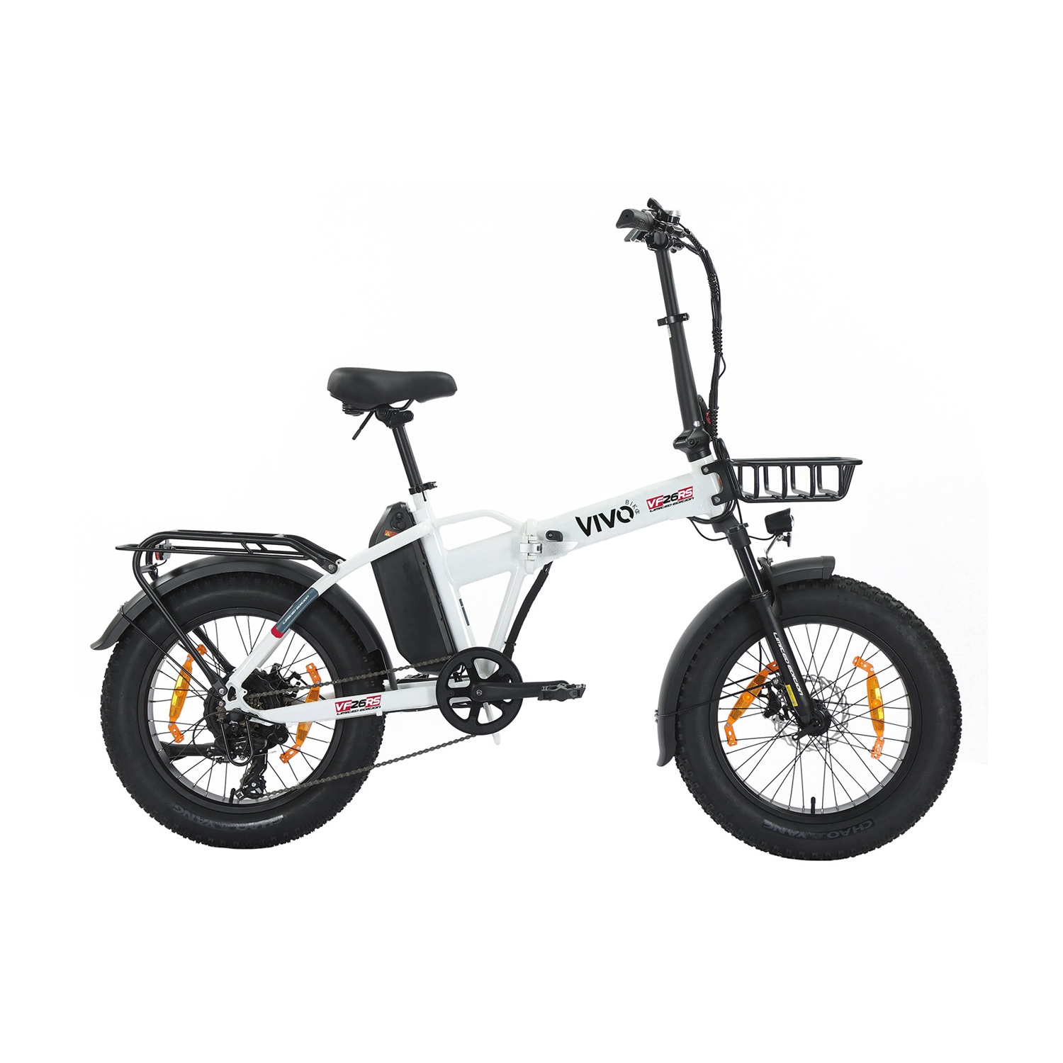 Una e-bike pieghevole bianca con pneumatici grassi, cestino anteriore e portapacchi posteriore.