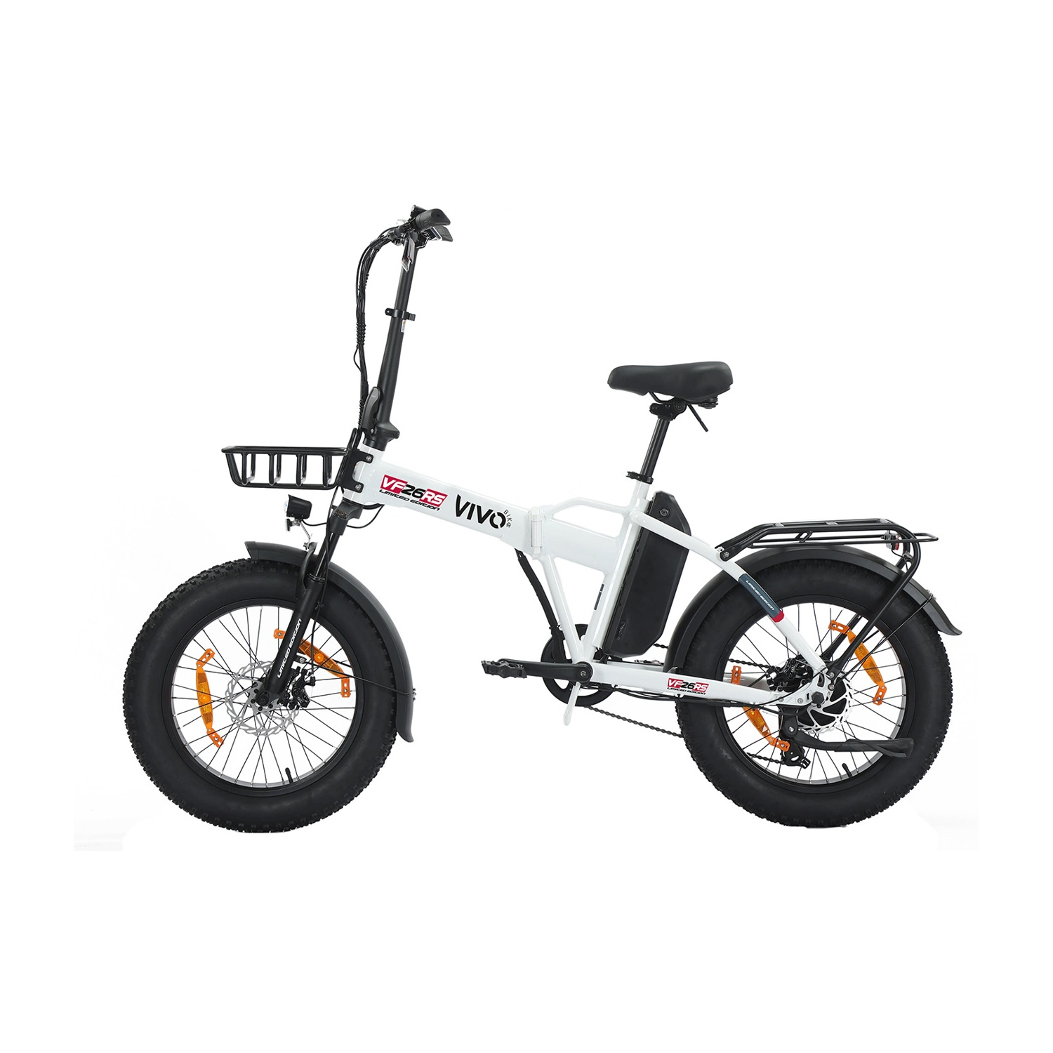 Una bicicletta elettrica bianca con pneumatici grassi, cestino anteriore e portapacchi posteriore.