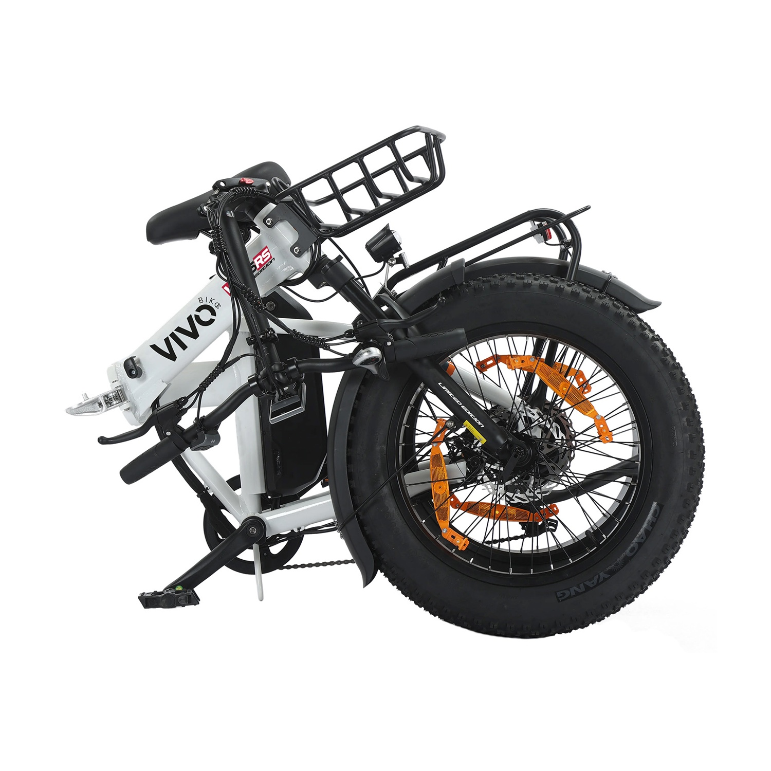 Bici elettrica pieghevole bianca con gomme larghe, portapacchi nero e cestino.