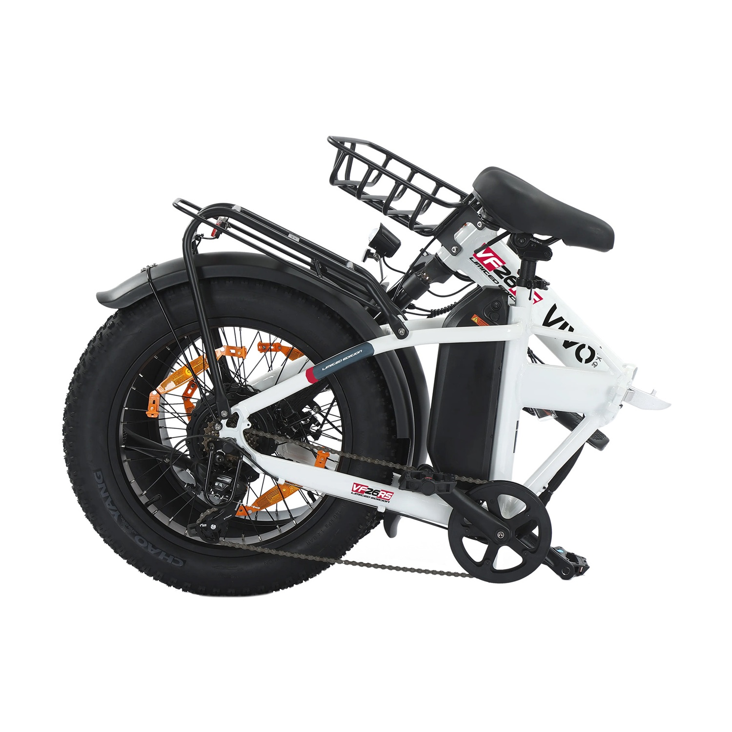 Una bici elettrica pieghevole bianca con pneumatici larghi, portapacchi e sella nera.