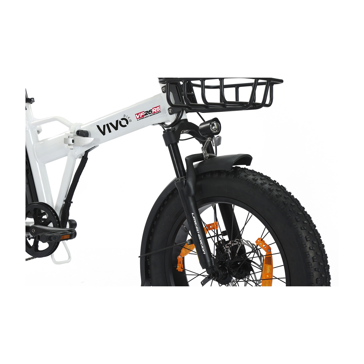 Una bici pieghevole bianca con portapacchi anteriore nero e faro.