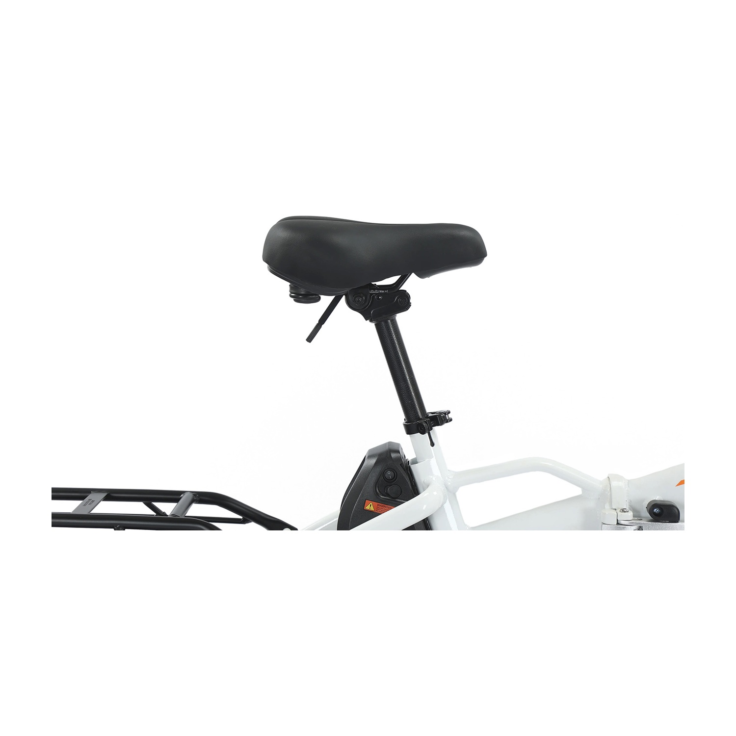 Sella nera su bicicletta bianca con portapacchi e pacco batteria.