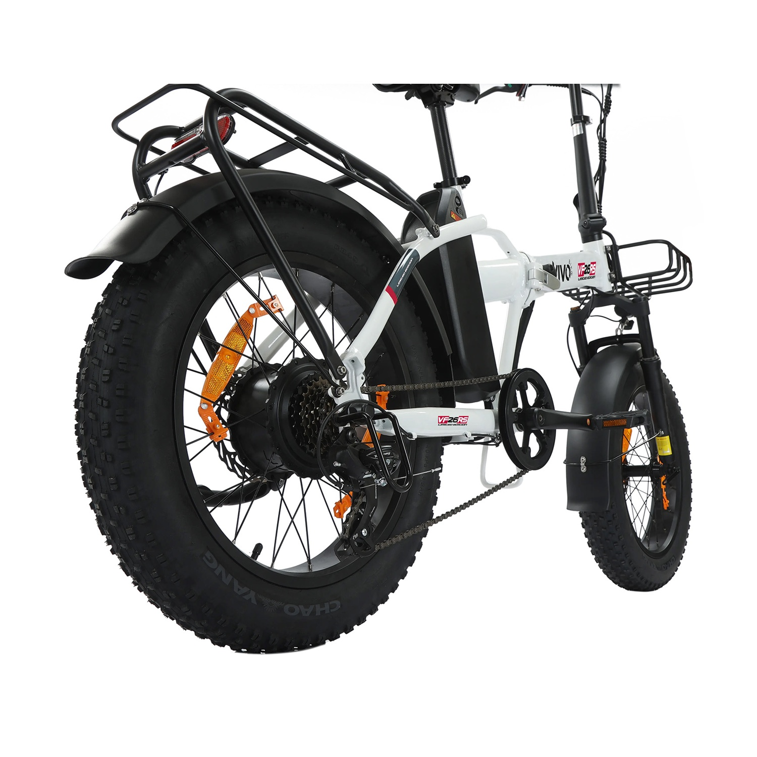 Una bicicletta elettrica bianca con pneumatici larghi, portapacchi posteriore e cestino anteriore.