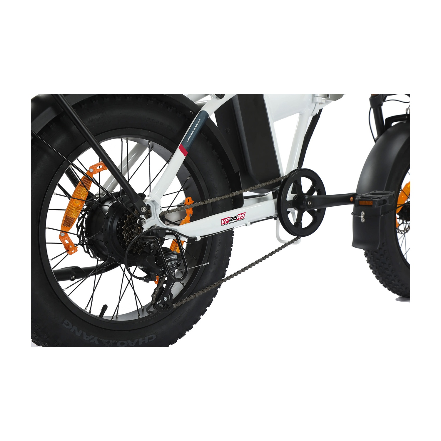Primo piano della ruota posteriore di una bicicletta elettrica bianca, con catena, ingranaggi e pedali.