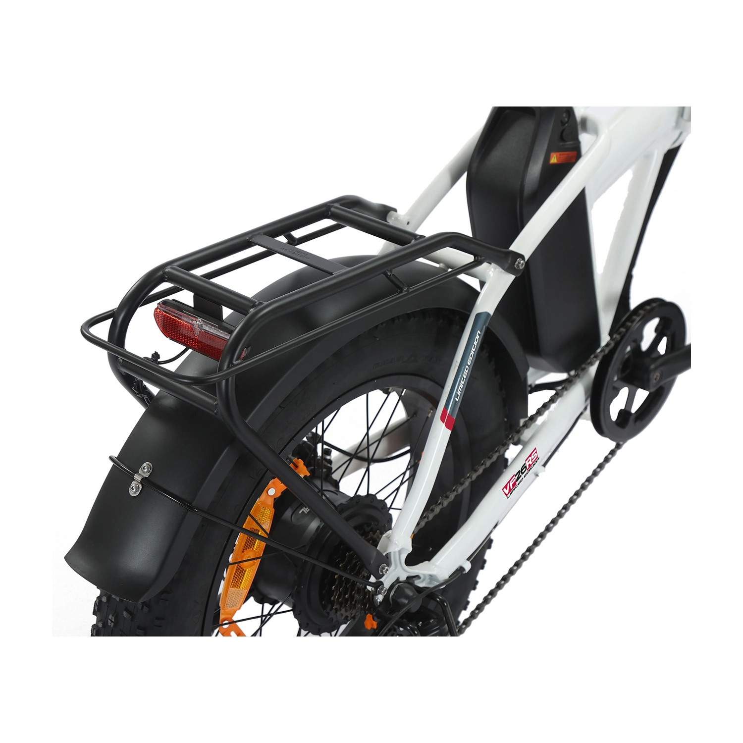 Viene mostrata una e-bike bianca con portapacchi, fanale posteriore e copertone largo.