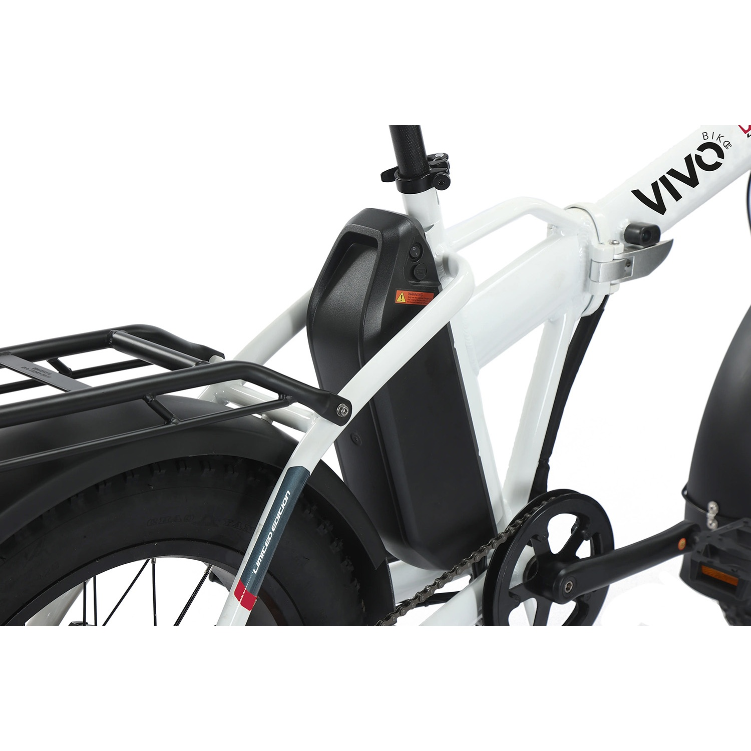 Retro e-bike bianco con portapacchi, pacco batteria e catena.