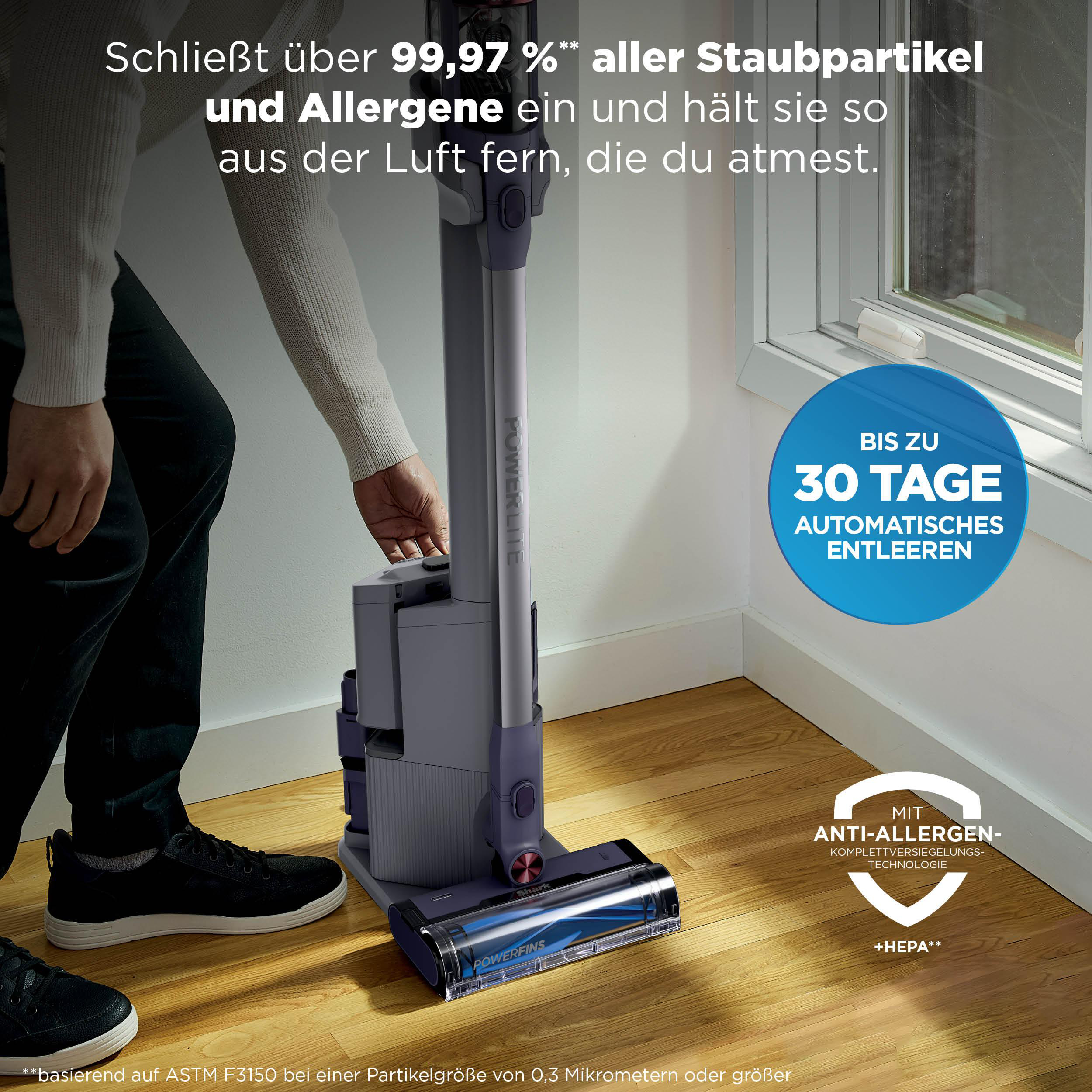 Ein Mann in Schwarz mit einem Staubsauger, der 99,97% Staub filtert.