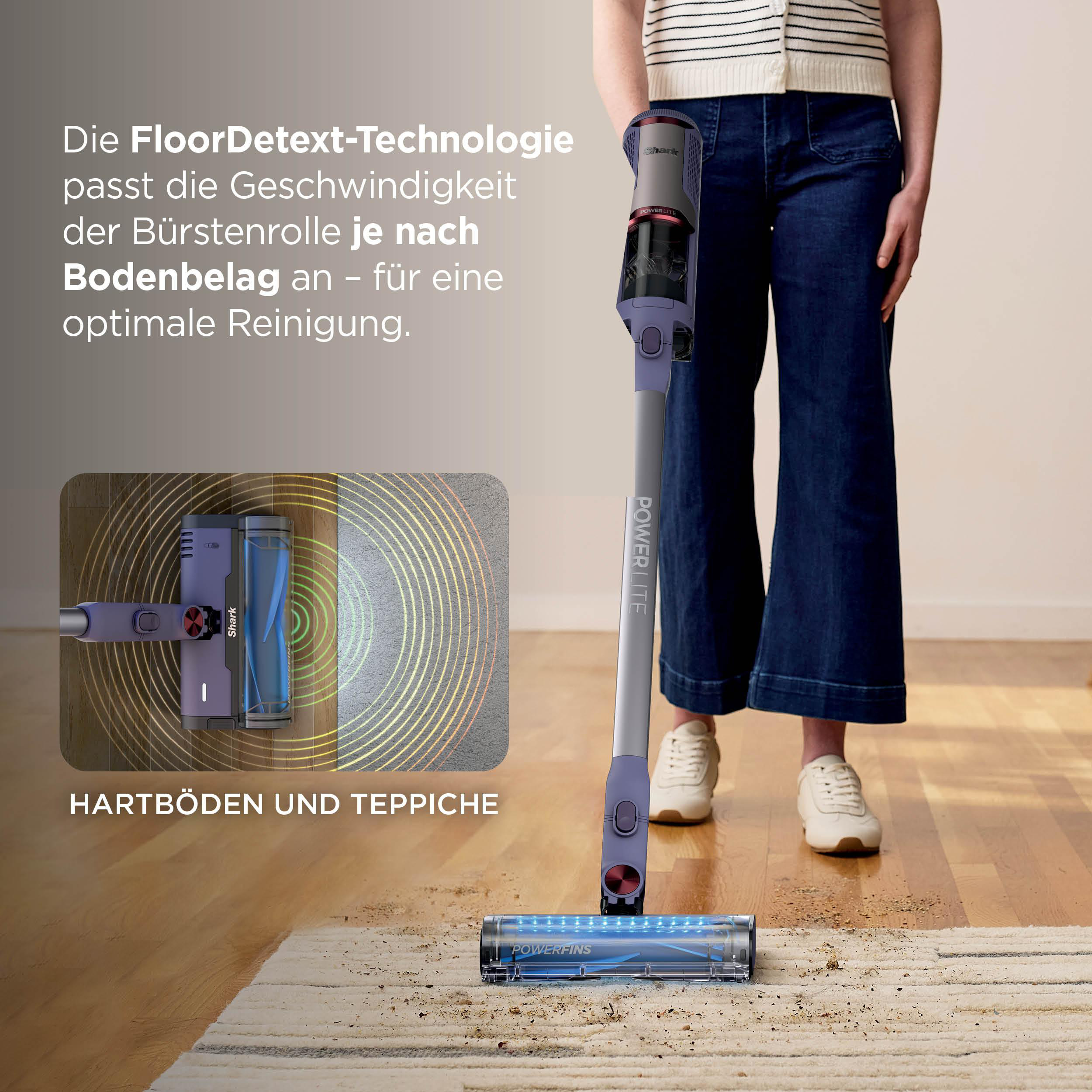 Frau mit Staubsauger auf Teppich und Holzboden. Technologie passt sich dem Boden an.