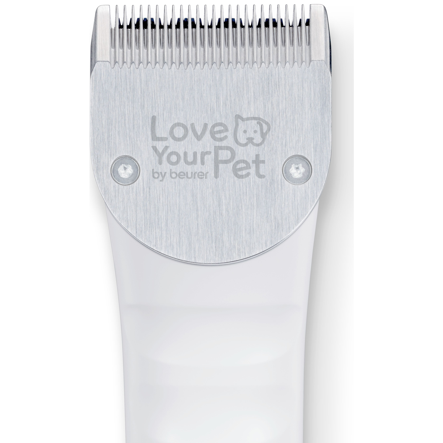 Close-up van een zilveren scheerblad met "Love Your Pet" logo en witte handgreep.