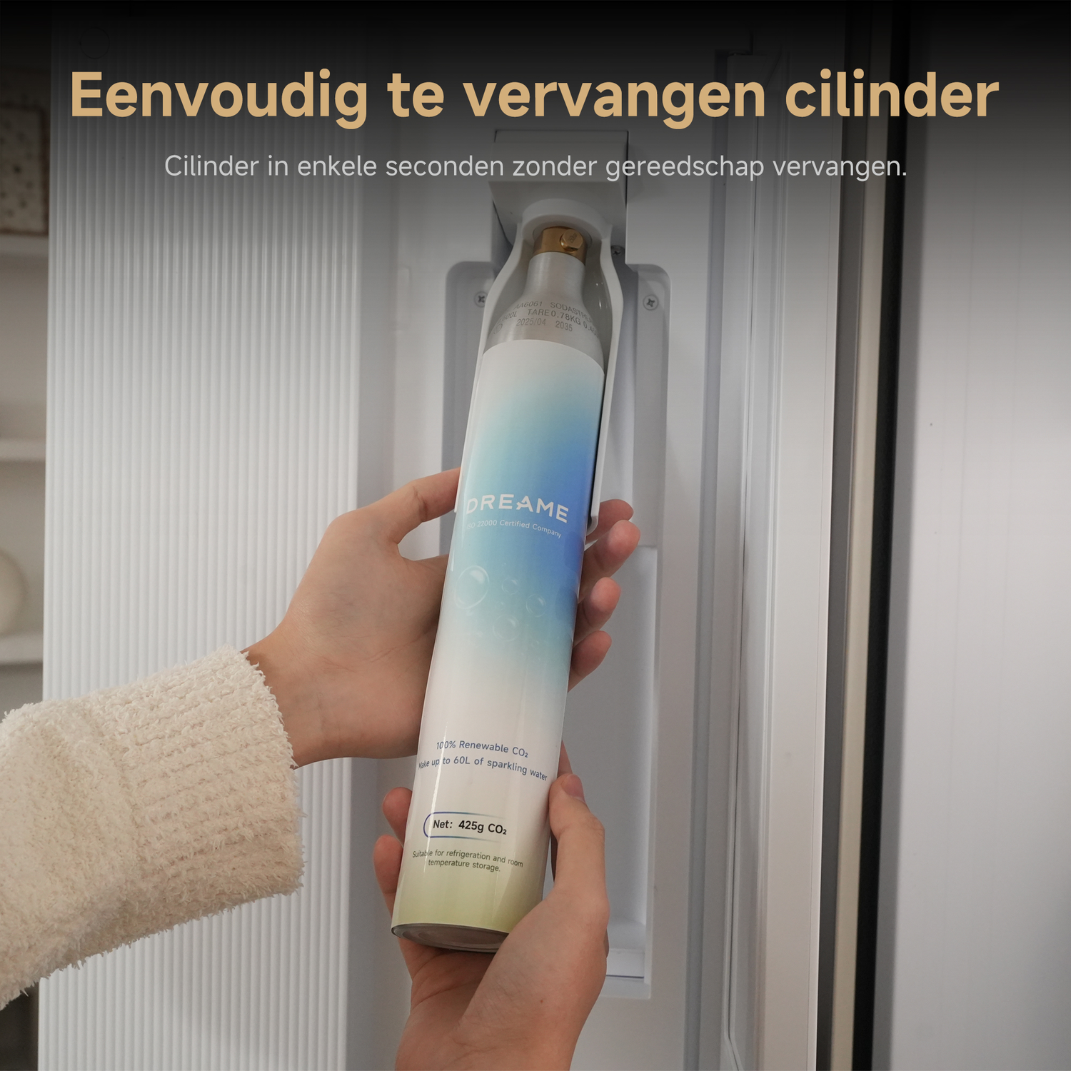 Persoon vervangt CO2-cilinder in een koelkast. Witte en blauwe cilinder.