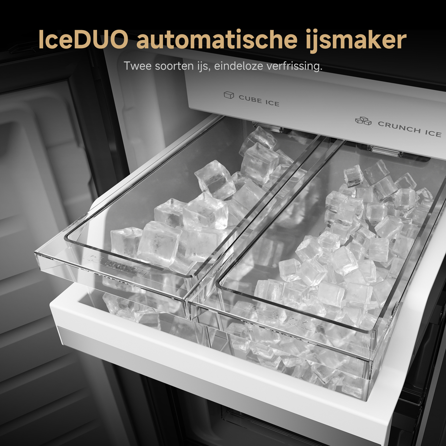 Twee ijsbakken met blokjes en crushed ice in een koelkast.