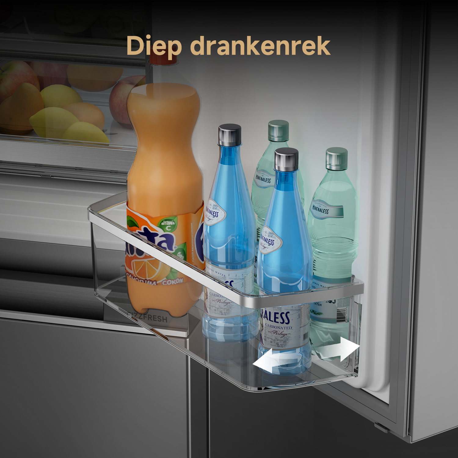 Een plank met een fles sinaasappelsap en meerdere flessen water in een koelkast.