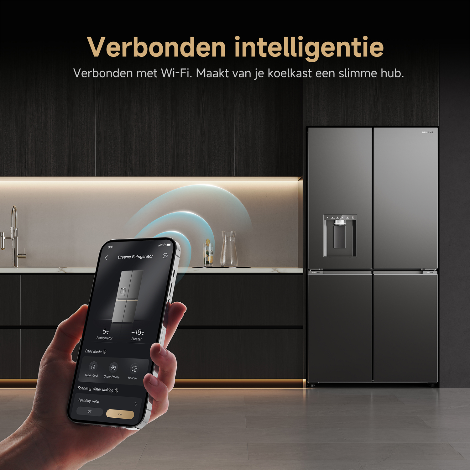 Smartphone toont koelkastapp, naast een moderne koelkast in een keuken.