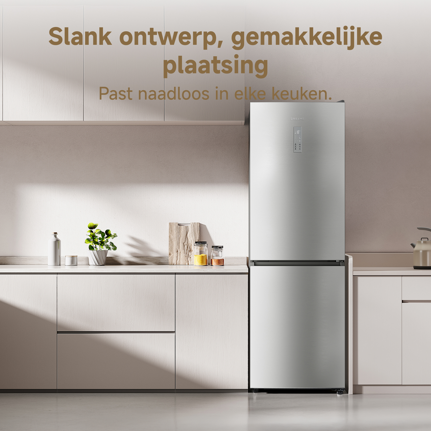 Een slanke zilveren koelkast in een moderne keuken.