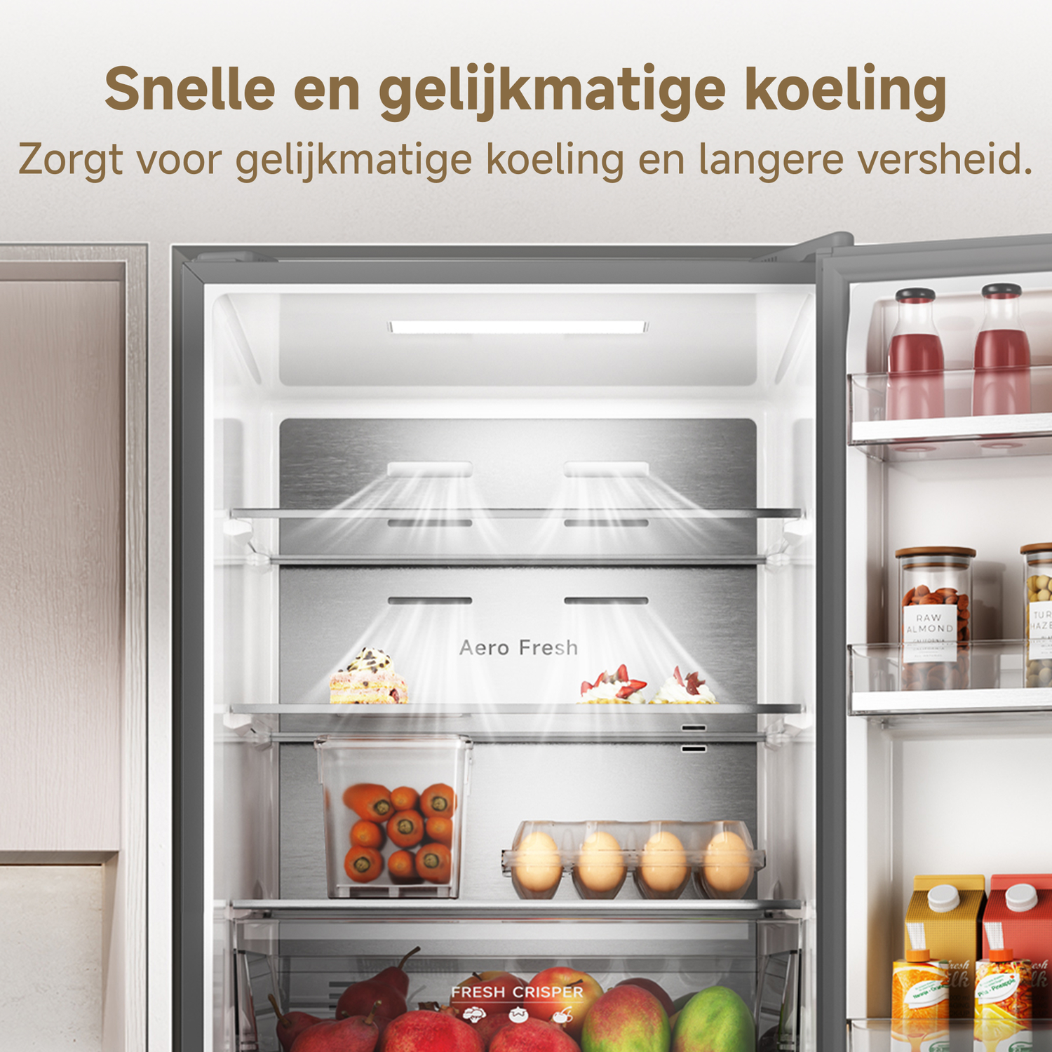 Een open koelkast met etenswaren zoals fruit, groenten, eieren en dranken.