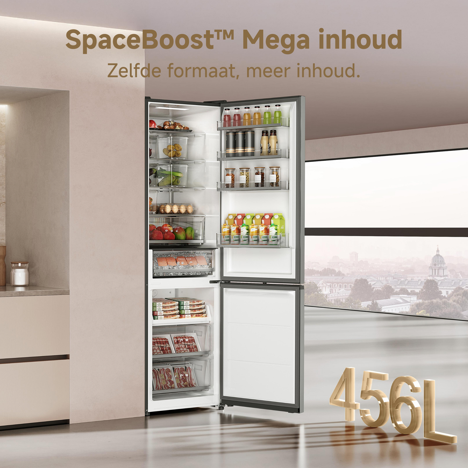 Open koelkast met eten. Tekst: SpaceBoost Mega inhoud. 456L.