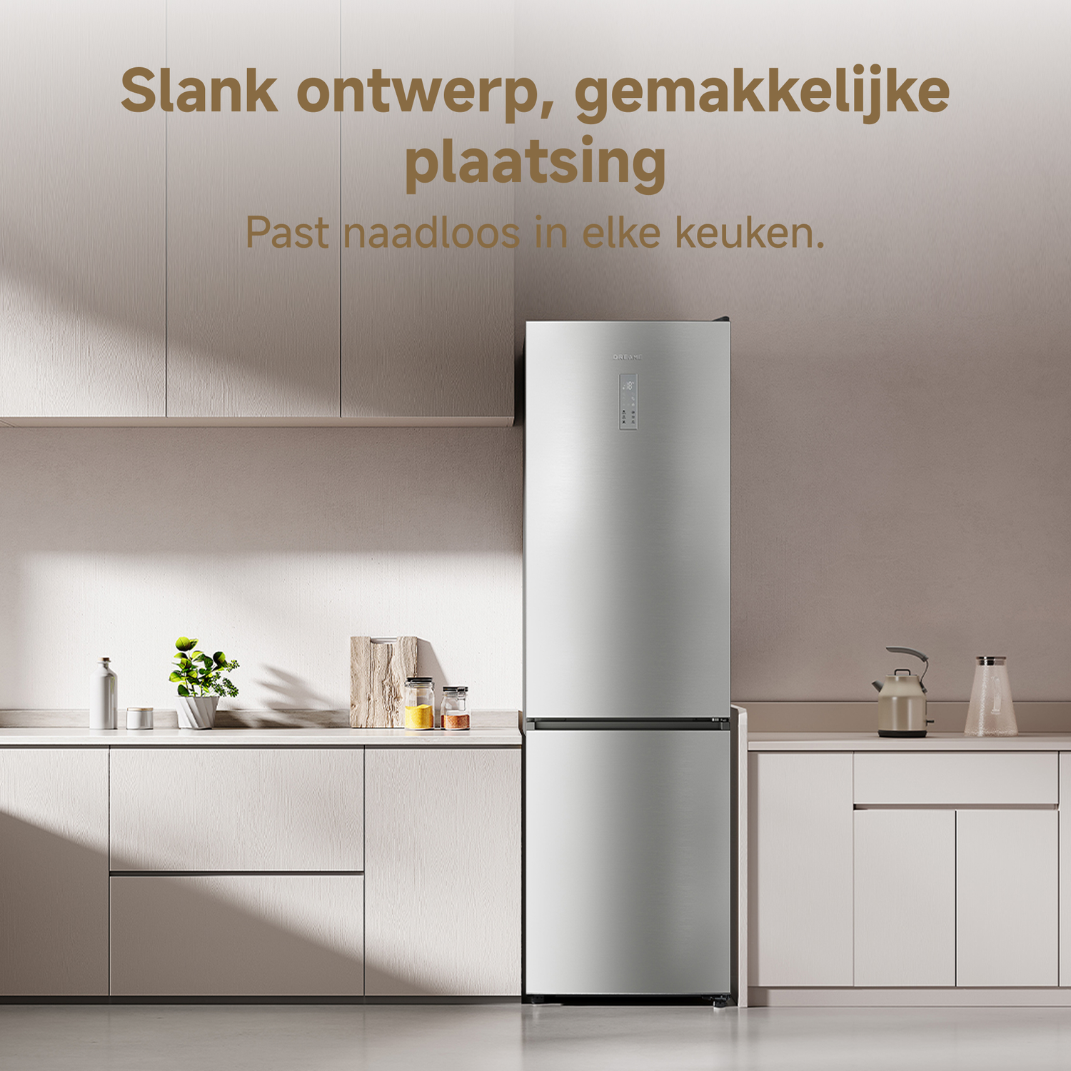 Een slanke, zilveren koel-vriescombinatie in een moderne keuken.