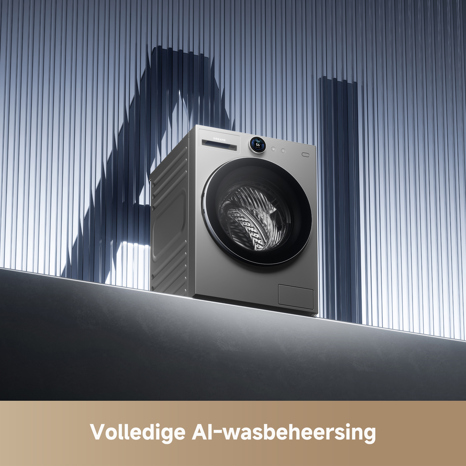 Grijze wasmachine met digitaal display staat op richel voor gestructureerde muur.