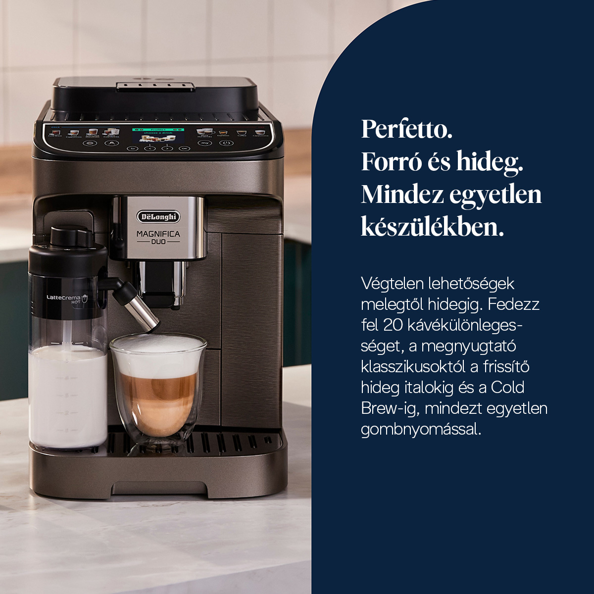Egy DeLonghi Magnifica Duo kávéfőző tejtartóval és kávéval egy pohárban.