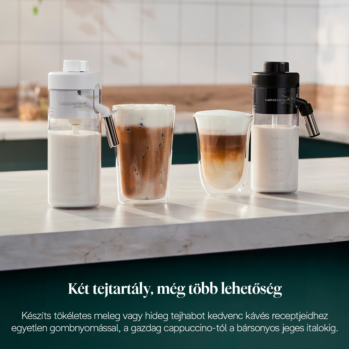 Két tejtartály meleg és hideg tejhabhoz, két pohárral mellette.