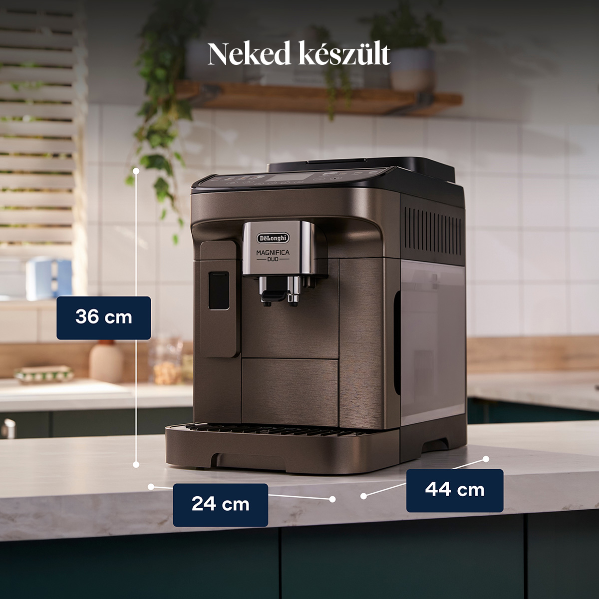 Egy barna DeLonghi Magnifica kávégép 36cm, 24cm és 44cm méretjelzőkkel.
