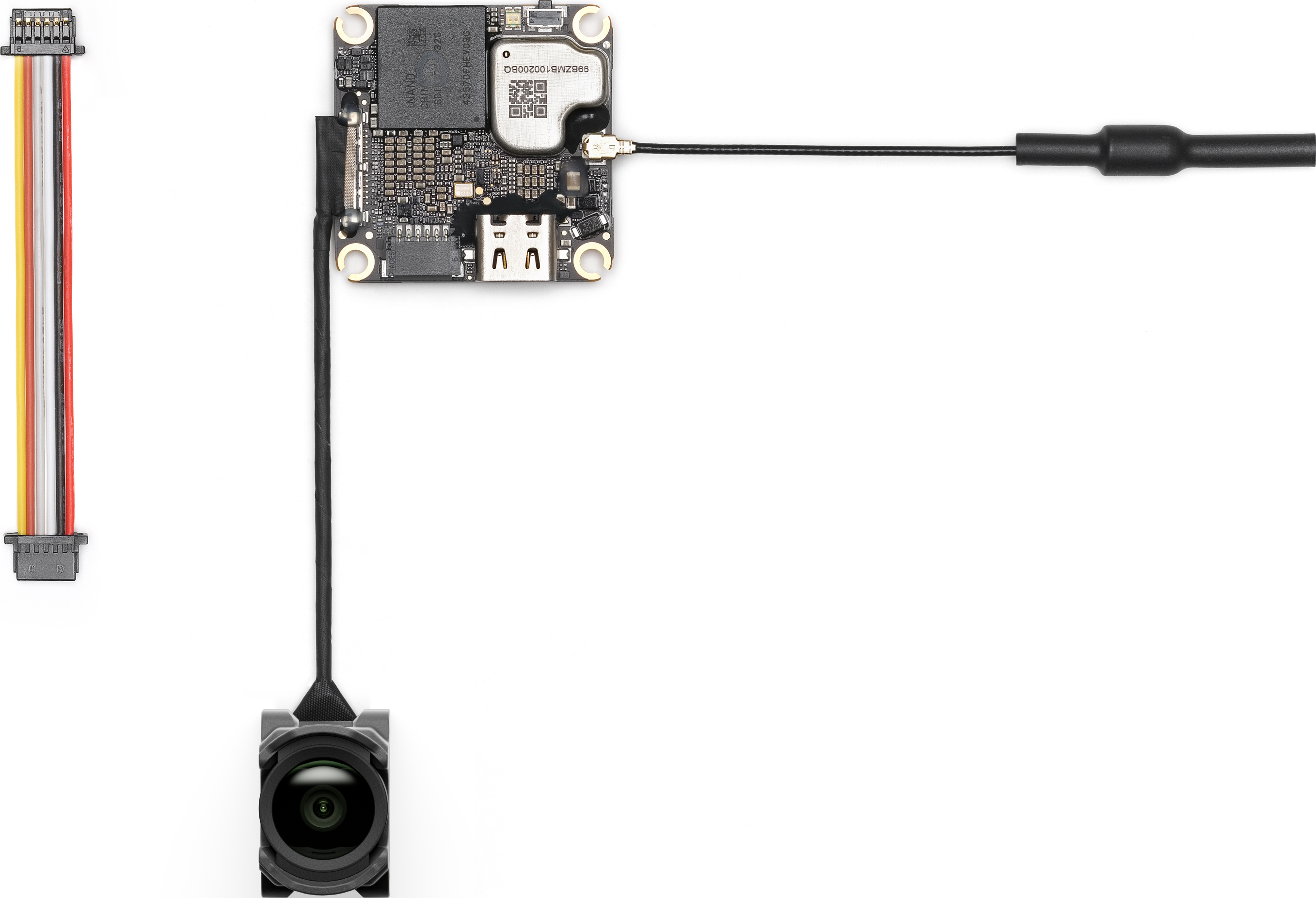 Una scheda elettronica con fotocamera, cavo e antenna su sfondo bianco.