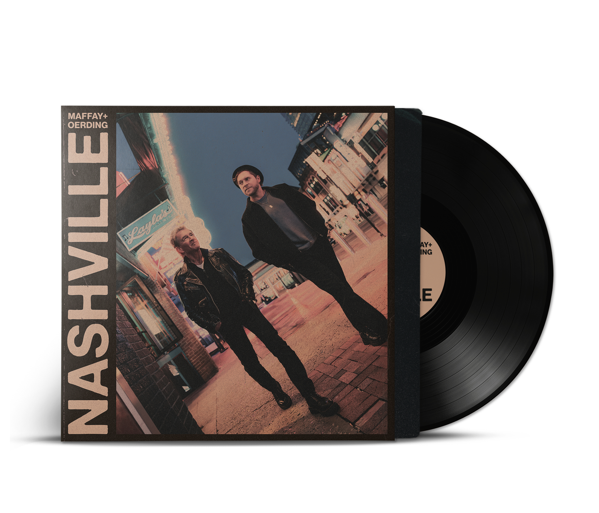 Schallplatte mit zwei Männern auf einem nächtlichen Stadtbild-Cover, mit „NASHVILLE“ beschriftet.