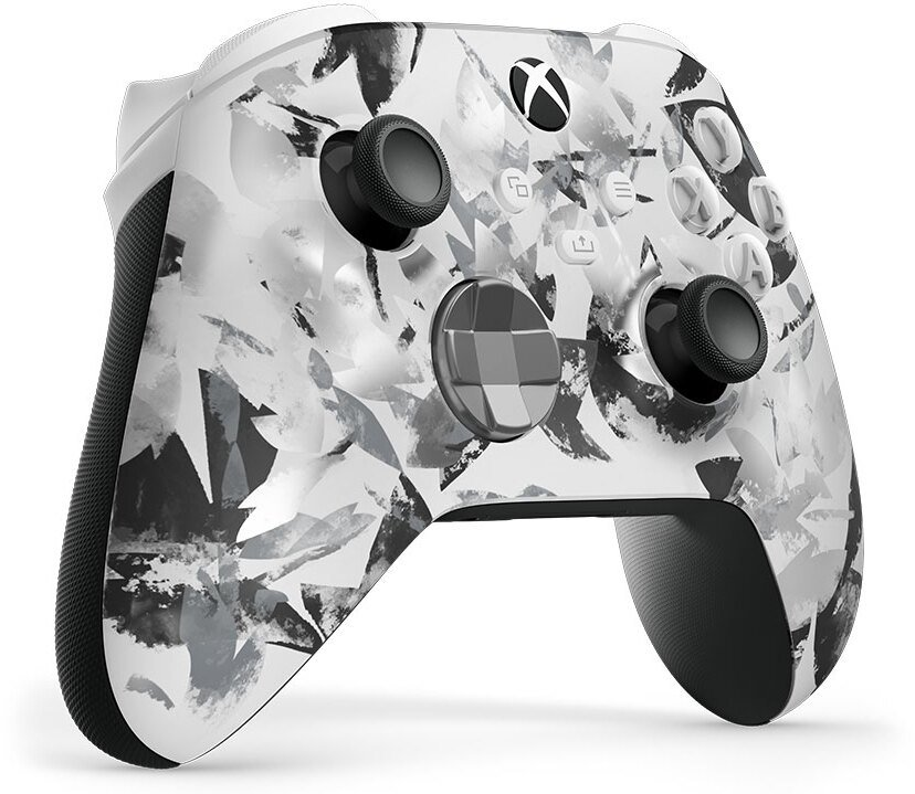 Biały kontroler Xbox z abstrakcyjnym czarno-szarym wzorem.
