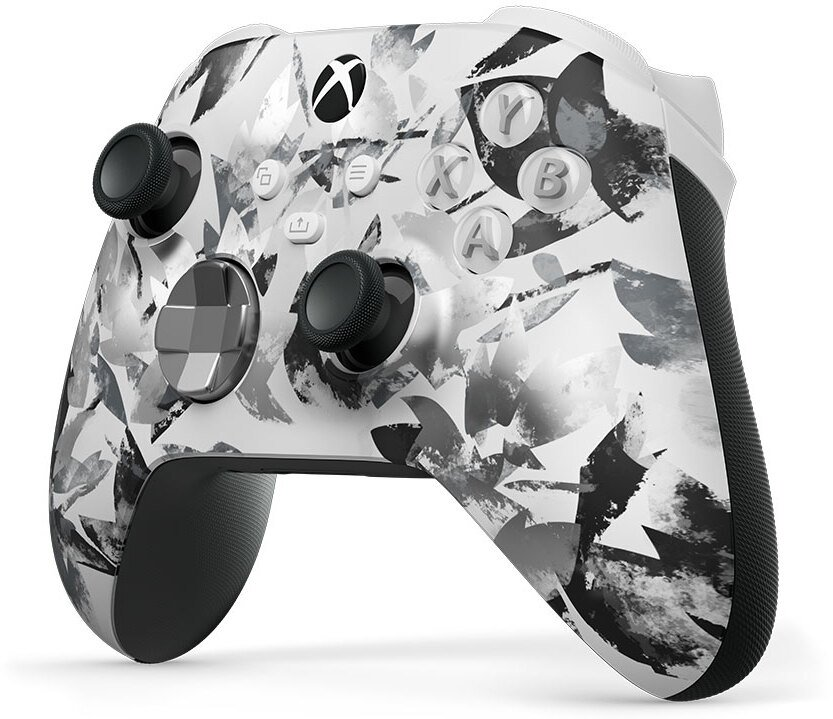 Biały kontroler Xbox z czarno-szarym wzorem, z przyciskami i joystickami z przodu.