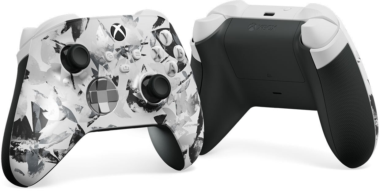 Dwa kontrolery Xbox z czarno-białym wzorem kamuflażu i czarnymi uchwytami.