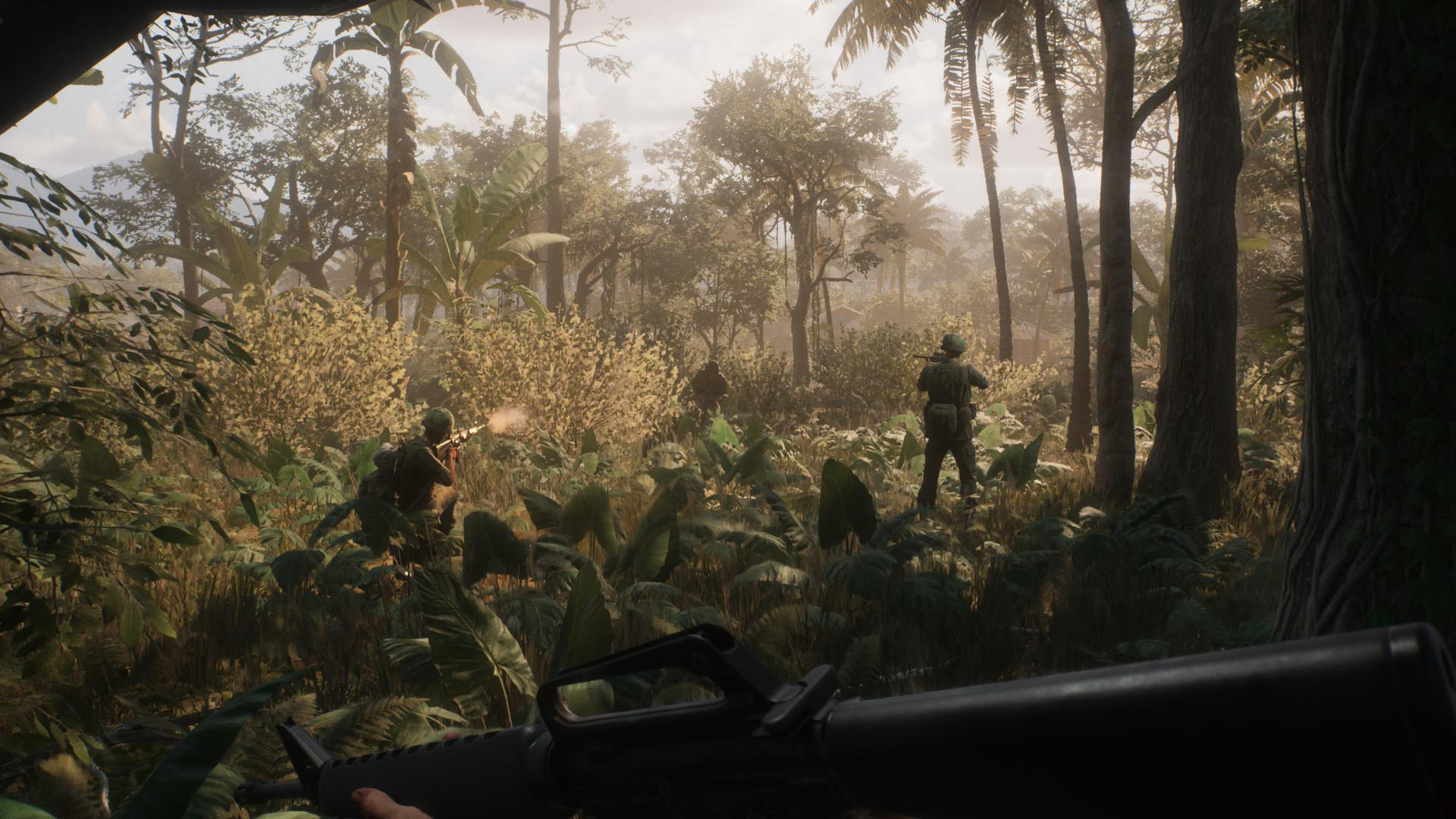 Soldaten in Uniform kämpfen in einem dichten Dschungel mit üppiger Vegetation.