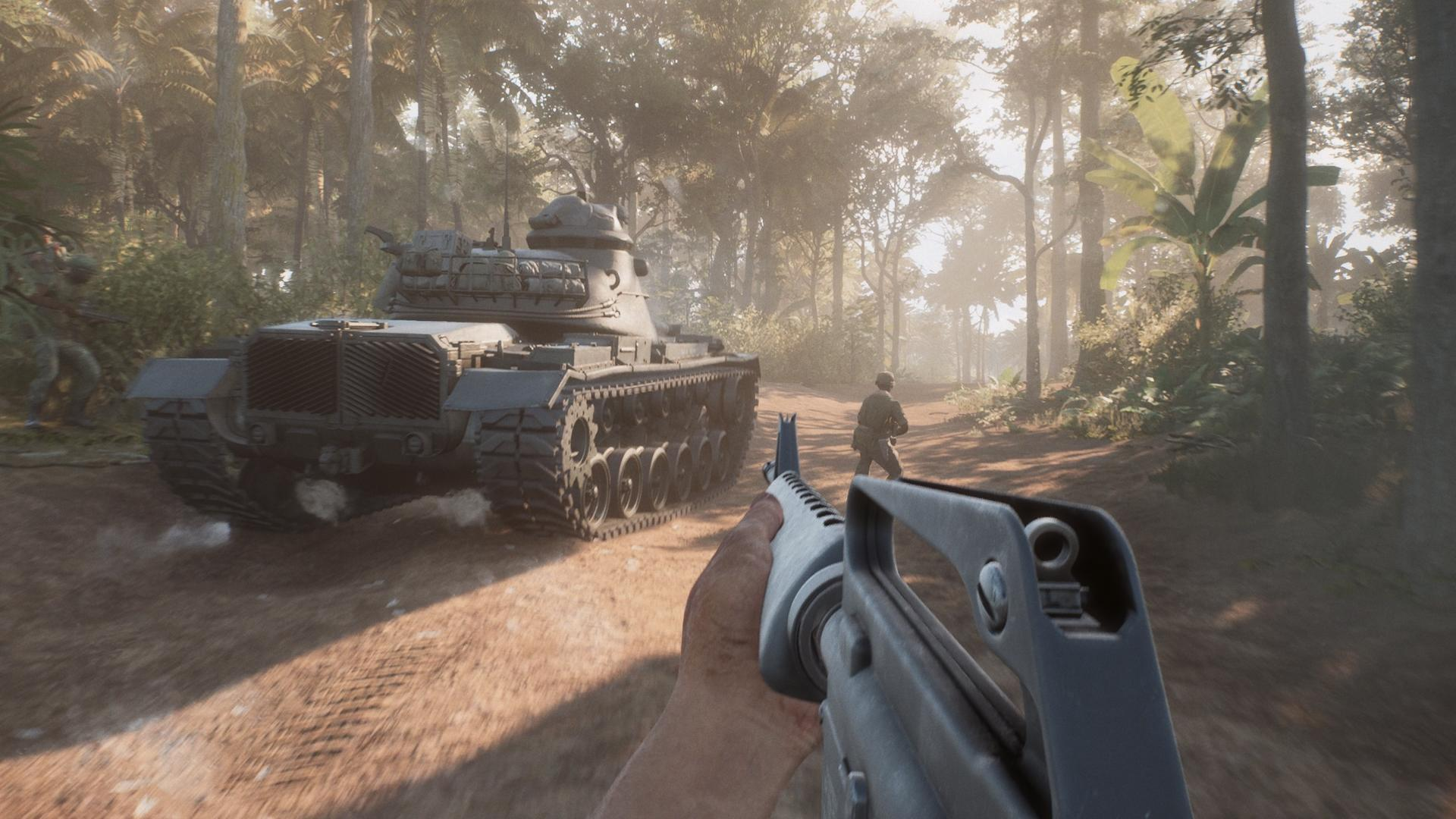 Soldaten-POV hält Gewehr, Panzer fährt auf Dschungelweg. Sonnenlicht filtert durch Bäume.