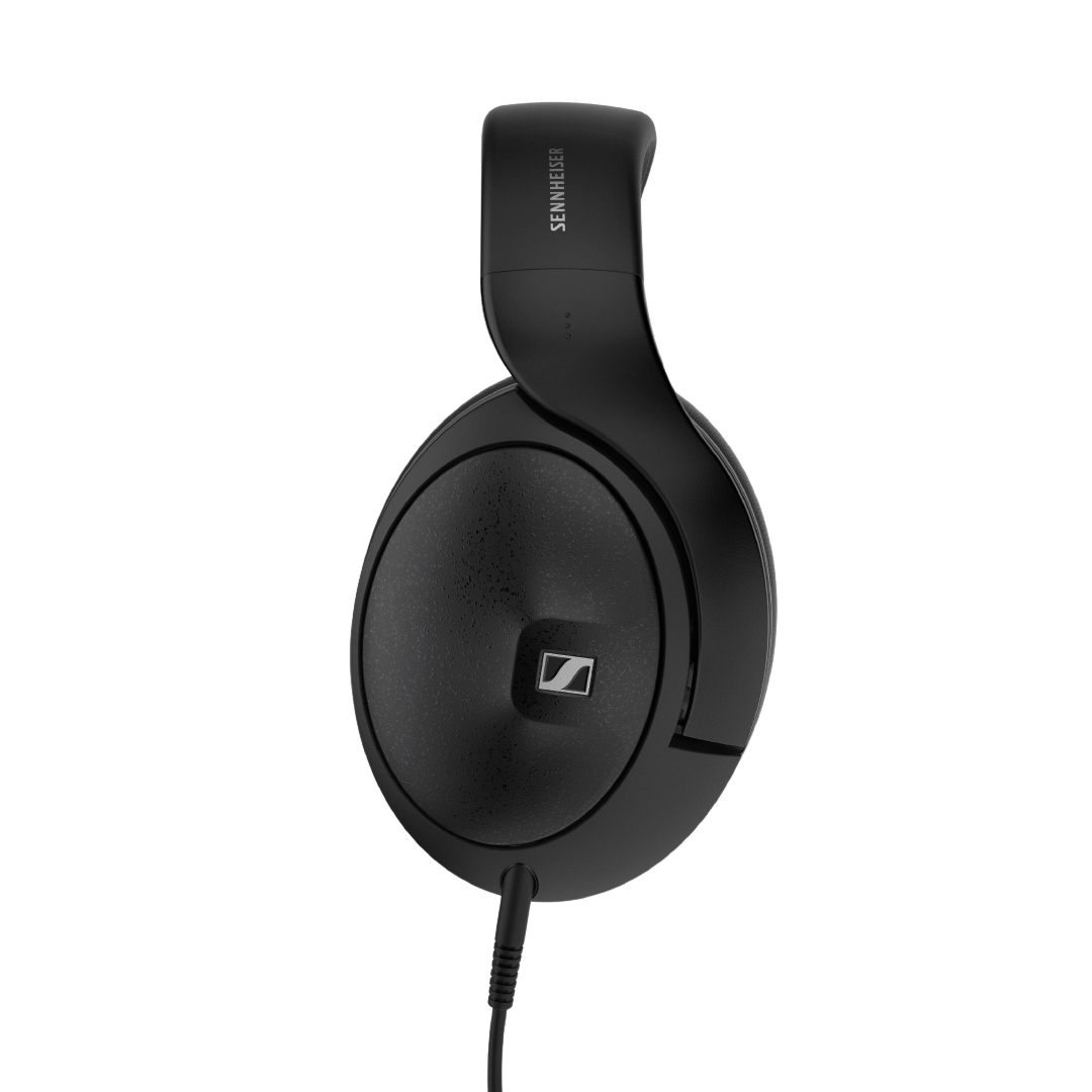 Beyaz arka plan üzerinde gümüş logo bulunan siyah Sennheiser kulaklık.