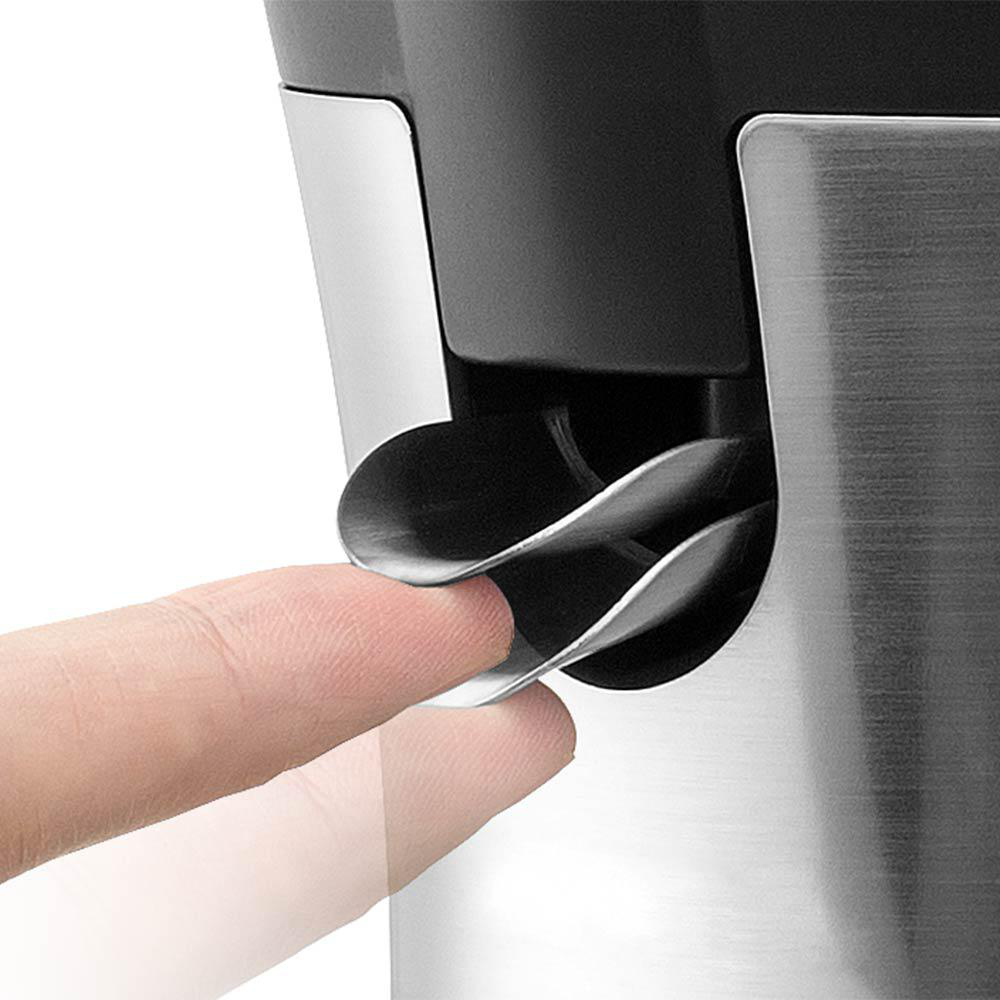 Ein Finger berührt die Klingen eines schwarzen Geräts mit Edelstahldetails.