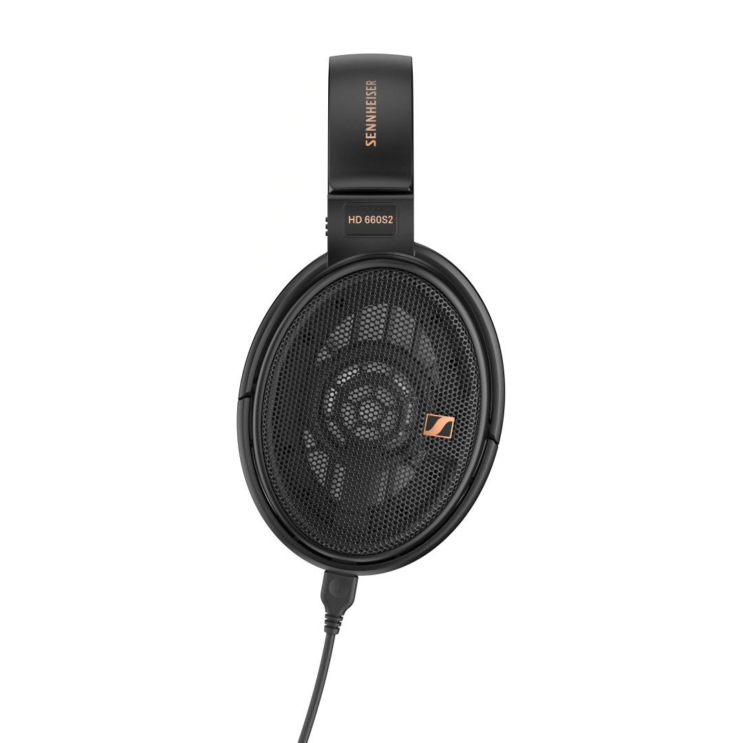 Siyah Sennheiser HD 660S2 kulaklık, kablolu, fileli kulaklık ve logo.