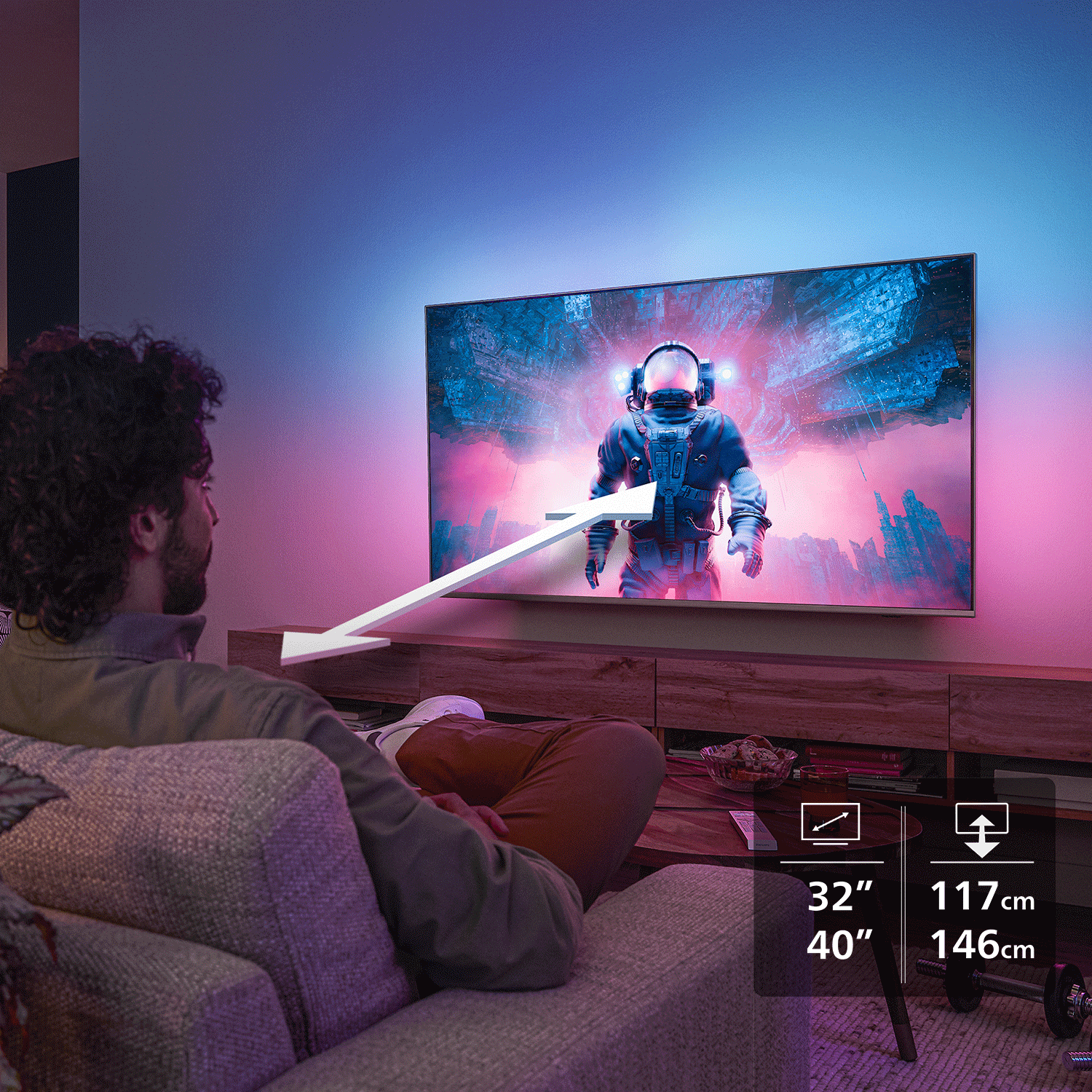 Hombre en sofá mira TV con imagen de astronauta. Se muestran dimensiones.