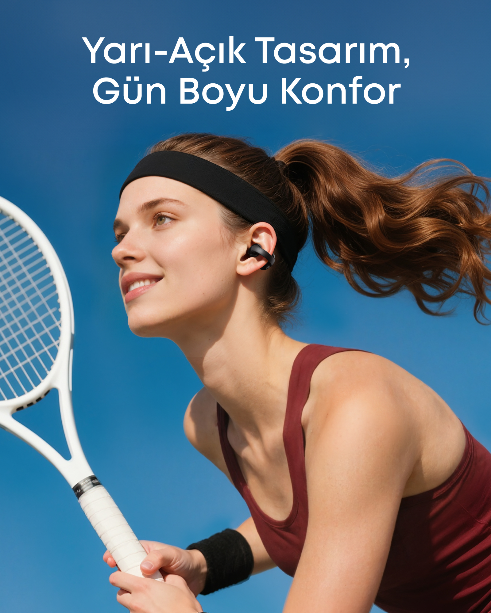 Kafa bandı takan kadın tenis raketi tutuyor. Kulaklık takıyor.
