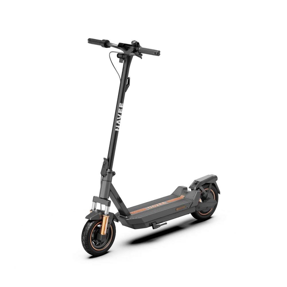 Ein schwarzer E-Scooter mit orangefarbenen Akzenten auf schwarzem Hintergrund.