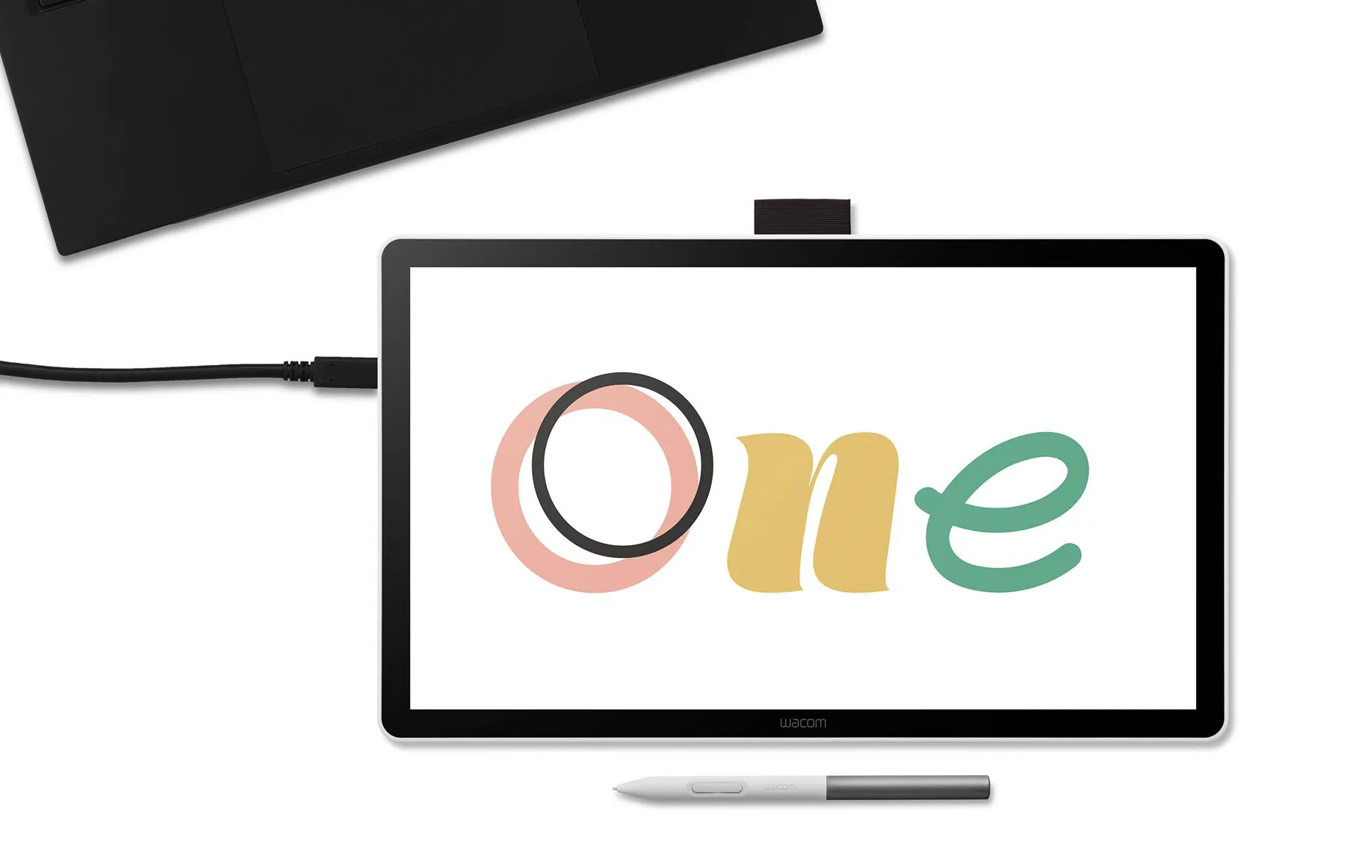 Egy Wacom táblagép ceruzával laptophoz csatlakozik. A képernyőn a 'One' látható.